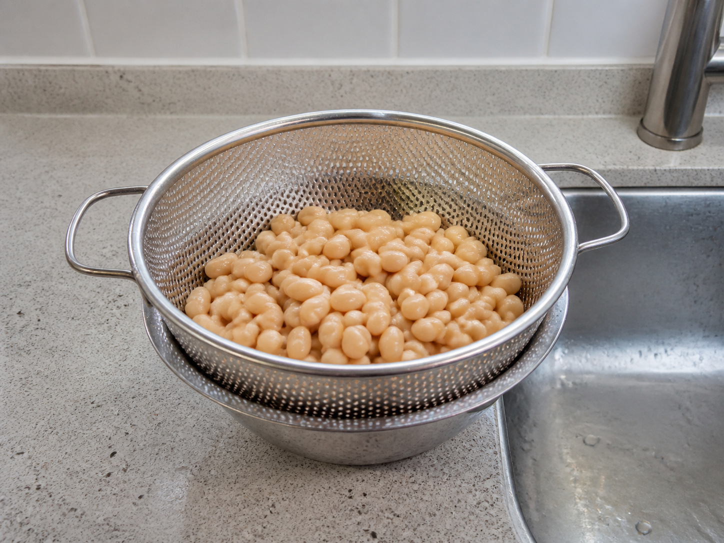 Kaserol Sosis dan Kacang Putih: Bilas kacang