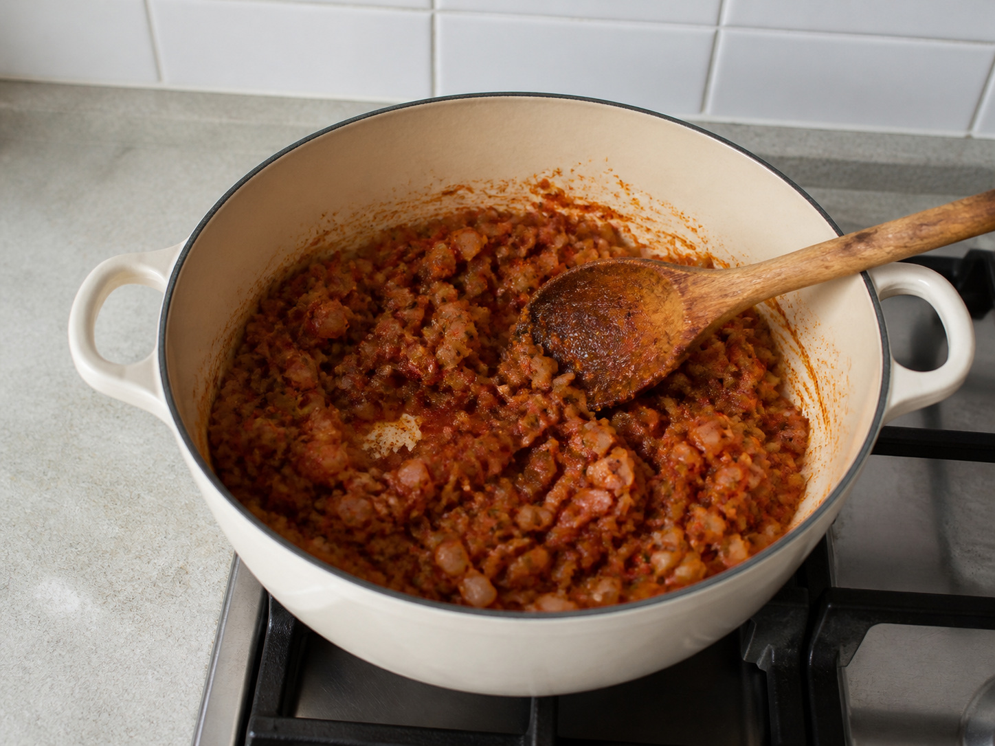 Kaserol Sosis dan Kacang Putih: Masak bumbu