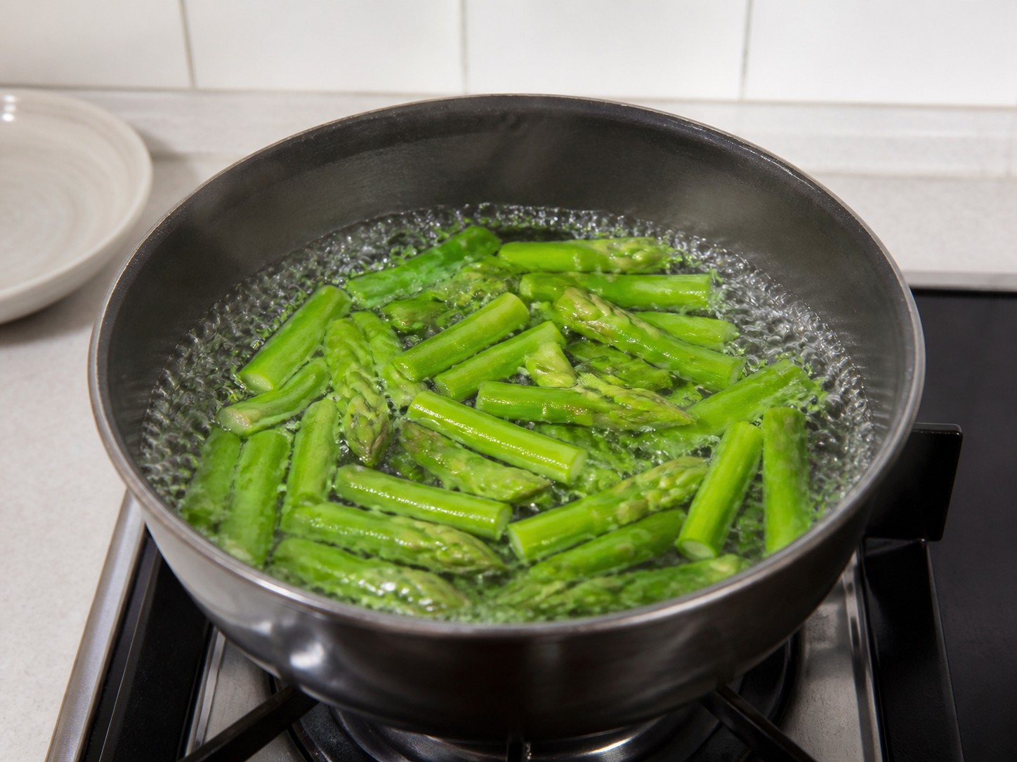 蘆筍炒帶子:汆蘆筍