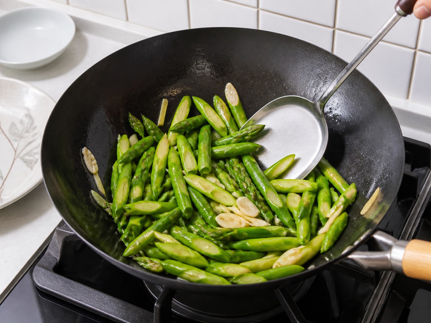 蘆筍炒帶子:爆香蒜薑及炒蘆筍