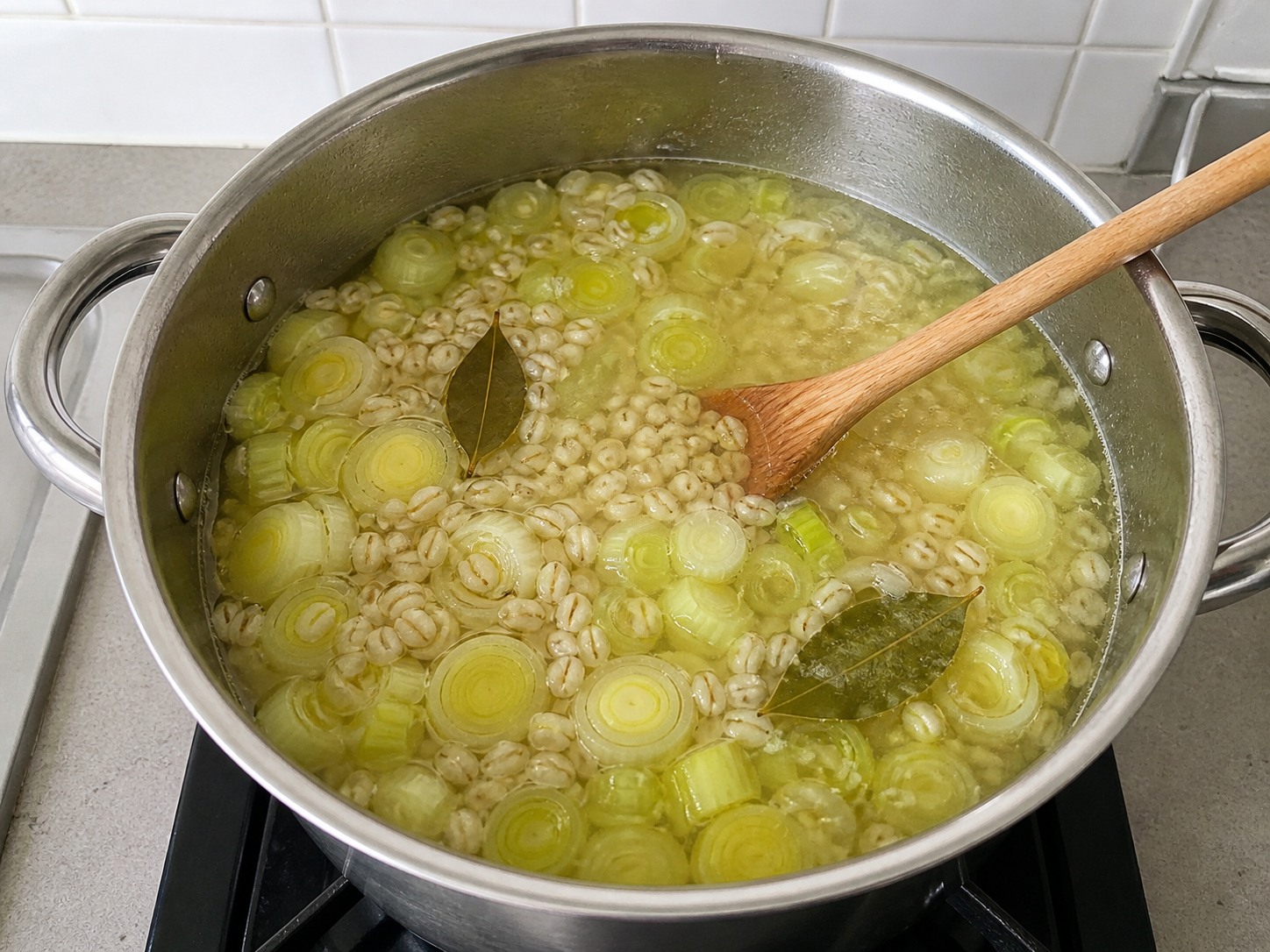 Masukkan jelai dan daun bawang prei lalu masak 30 menit: Masukkan jelai dan daun bawang prei lalu masak 30 menit. Kerjakan dengan hati-hati, pertahankan panas, waktu, dan keadaan bahan yang disebutkan, lalu pastikan kematangan sebelum melanjutkan.