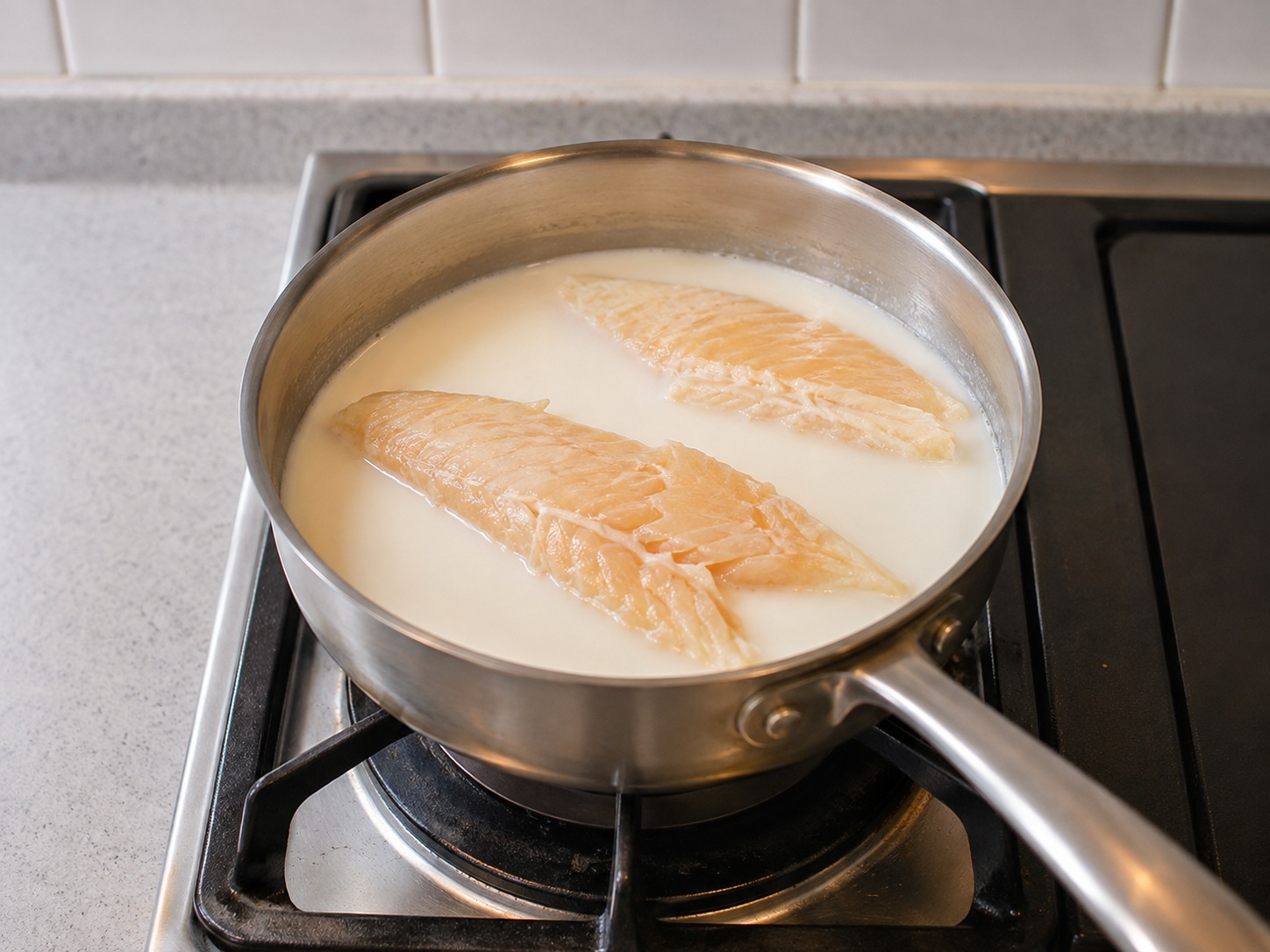 Sup Cullen Skink Haddock Asap Skotlandia — Rebus haddock perlahan: Rebus haddock perlahan dalam susu dan air 8 menit.
