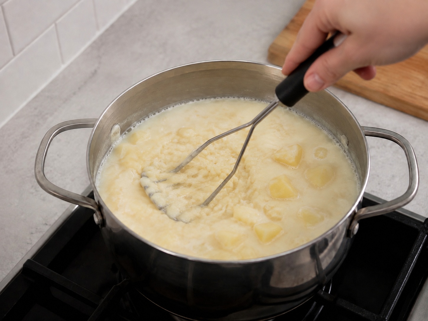 Sup Cullen Skink Haddock Asap Skotlandia — Hancurkan sebagian kentang: Hancurkan sepertiga kentang dalam panci.