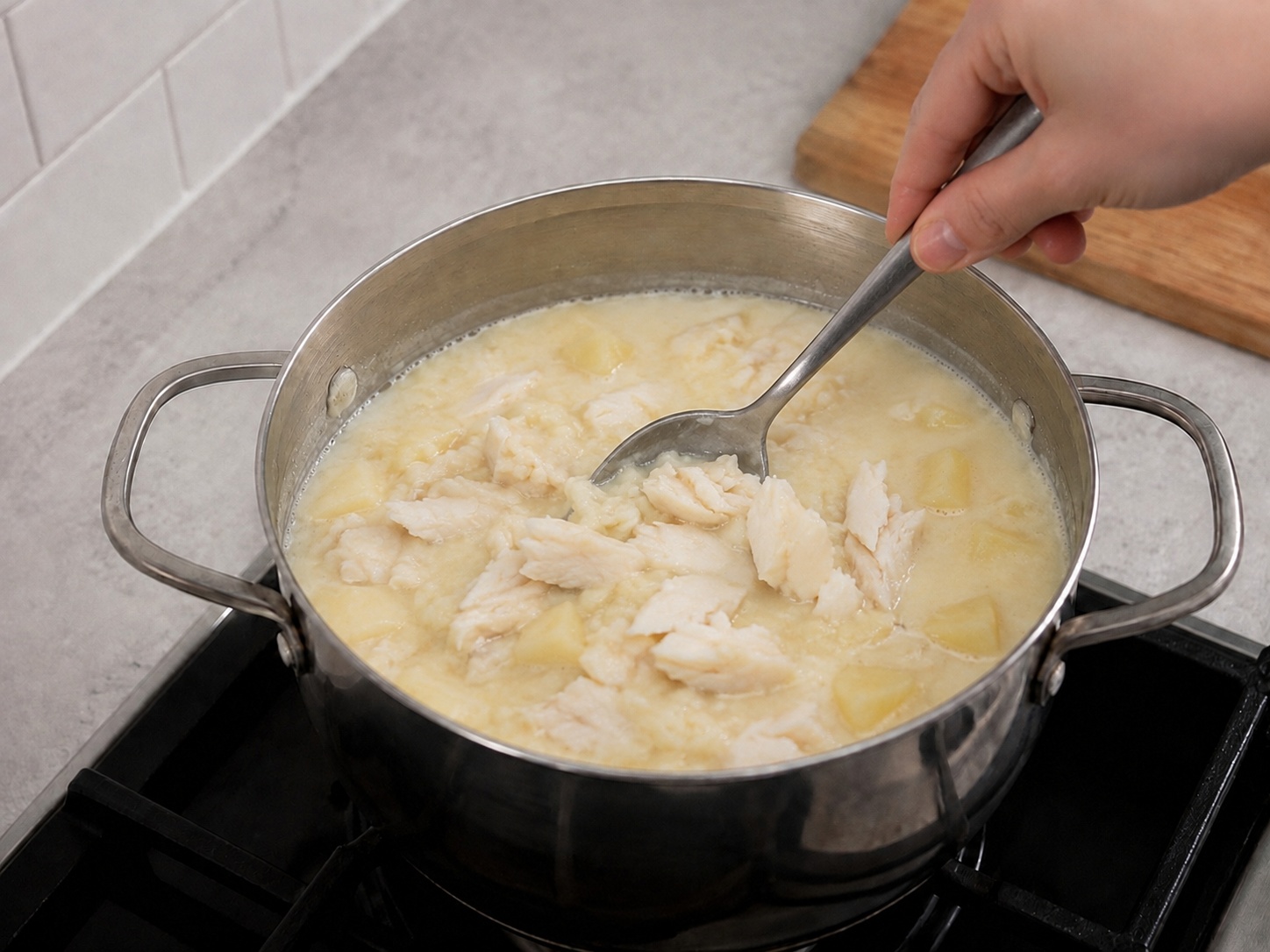Sup Cullen Skink Haddock Asap Skotlandia — Masukkan kembali ikan: Masukkan ikan perlahan dan panaskan 3 menit.