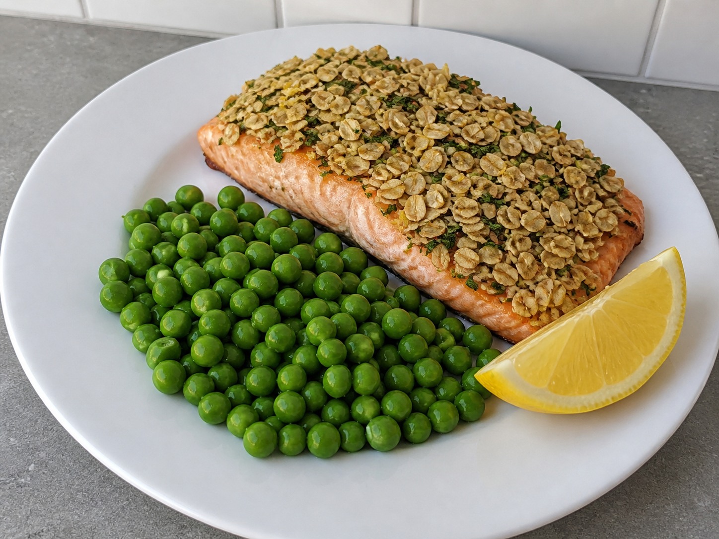 Ihain ang bawat salmon fillet kasama ng buttery peas at lemon wedge: Ihain ang bawat salmon fillet kasama ng buttery peas at lemon wedge. Gawin nang maingat, sundin ang init, oras at kalagayan ng sangkap, at tiyakin ang pagkakaluto bago magpatuloy.