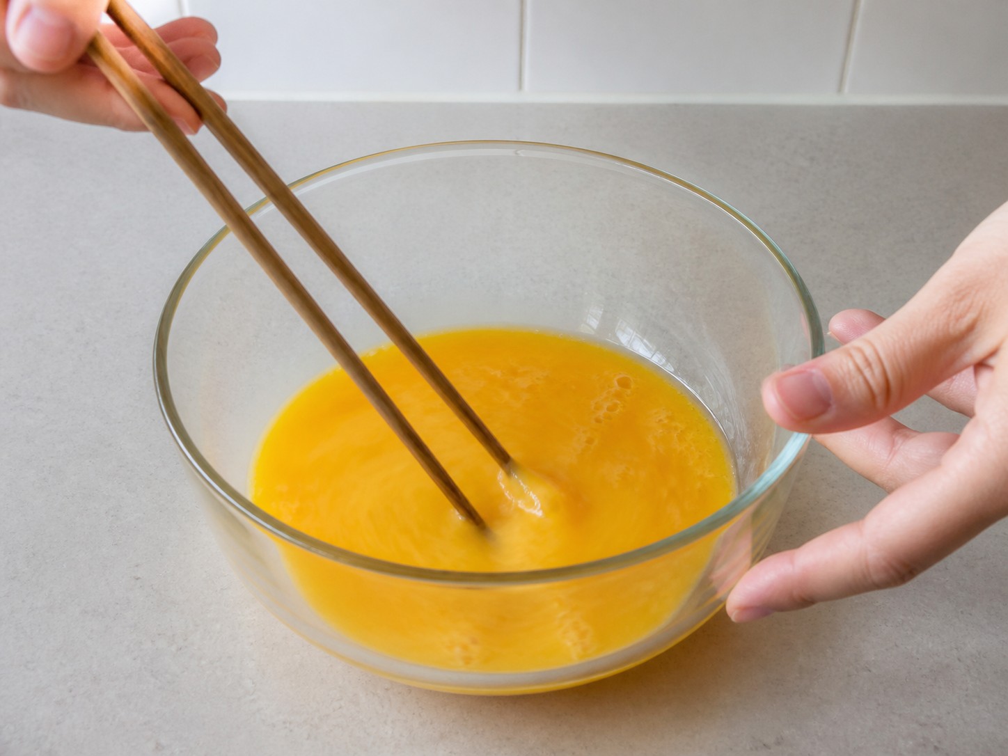 Sup Rumput Laut, Tahu, dan Telur — langkah 3: Kocok telur
