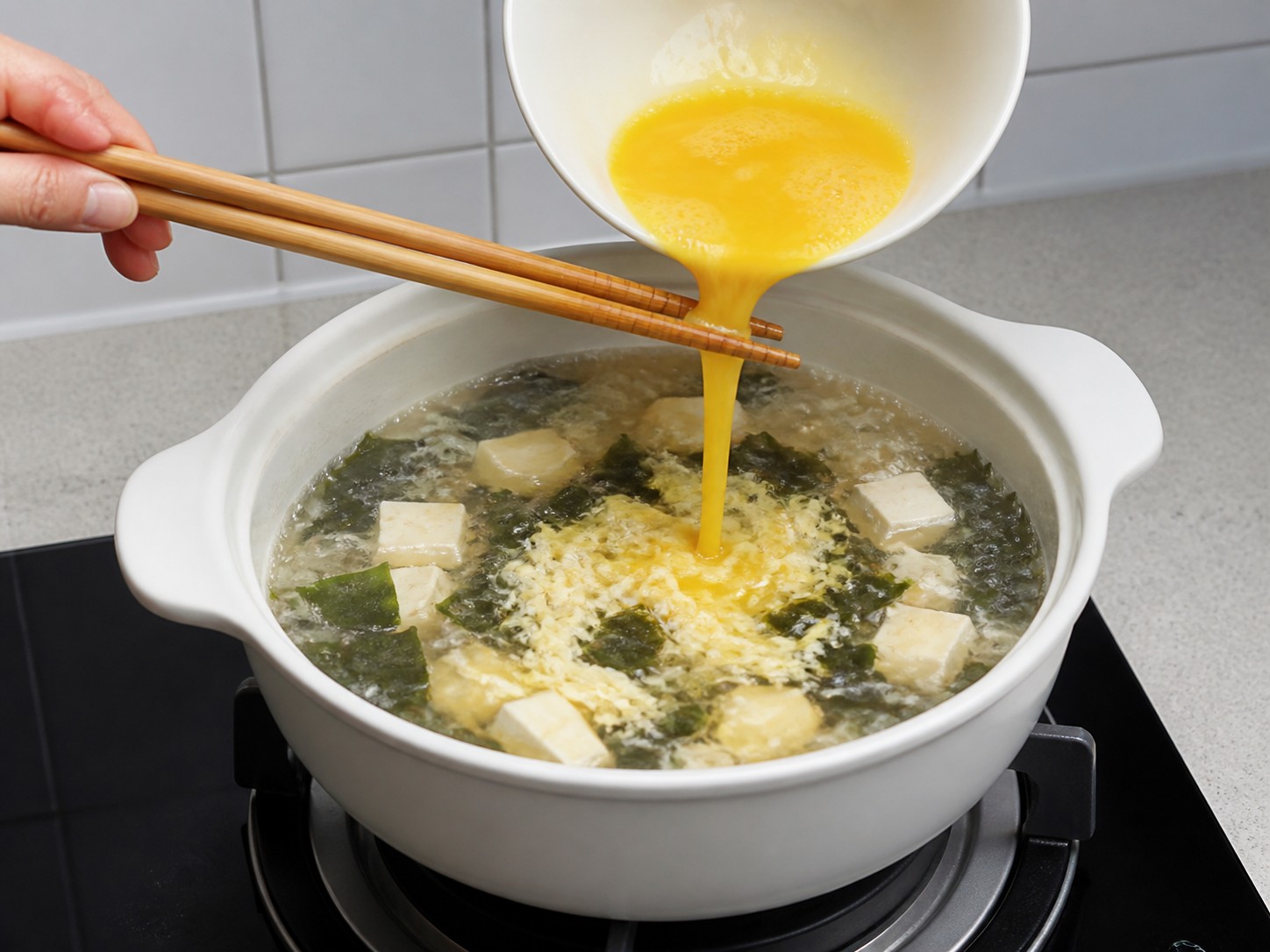 Sup Rumput Laut, Tahu, dan Telur — langkah 9: Tuang telur