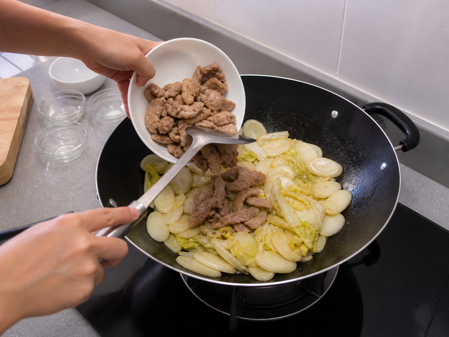 Ibalik ang baboy: Kapag malambot na ang tikoy, ibalik ang baboy at katas nito at haluin sa katamtamang apoy nang 30 segundo.