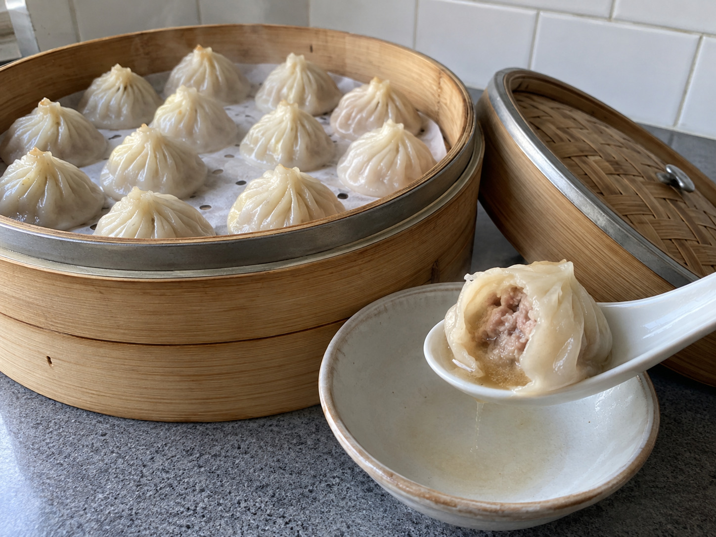 Pangsit Sup Kukus Xiaolongbao Shanghai — Periksa dan makan hati-hati