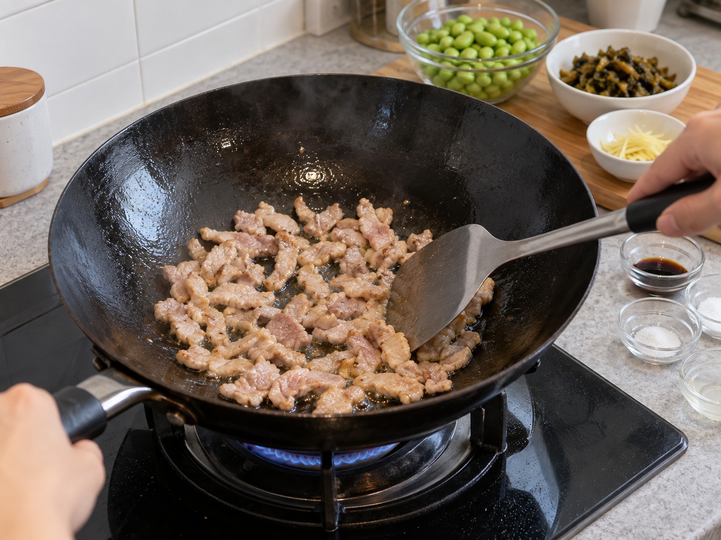 雪菜毛豆炒肉絲 — 鑊中熱油，先把肉絲攤開炒約三分鐘