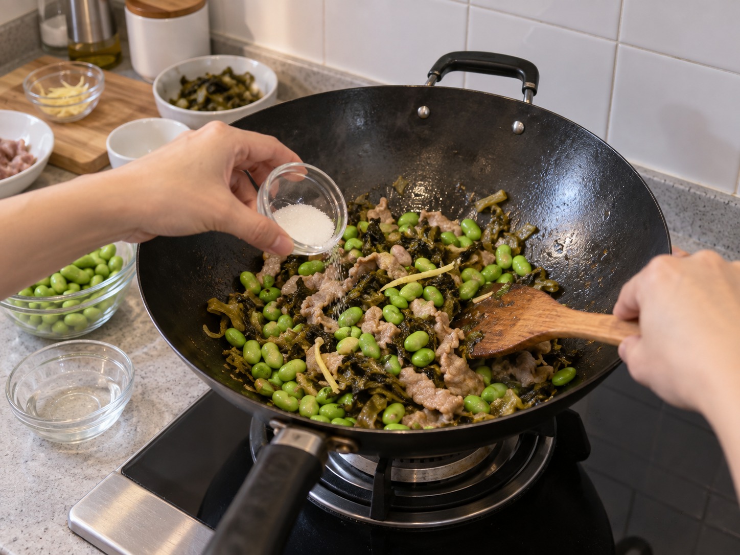 雪菜毛豆炒肉絲 — 加入毛豆、糖及兩湯匙水，翻炒兩分鐘