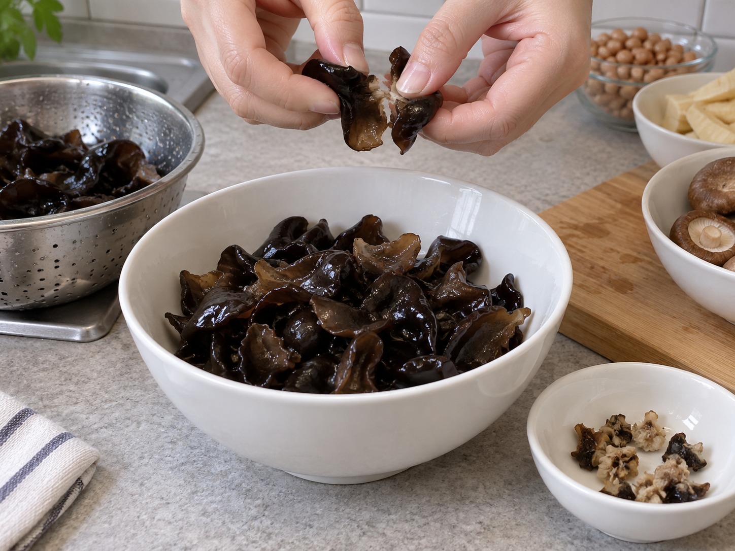 Gluten Gandum Rebus Empat Bahan ala Shanghai — Cuci kuping, buang pangkal keras, sobek kecil