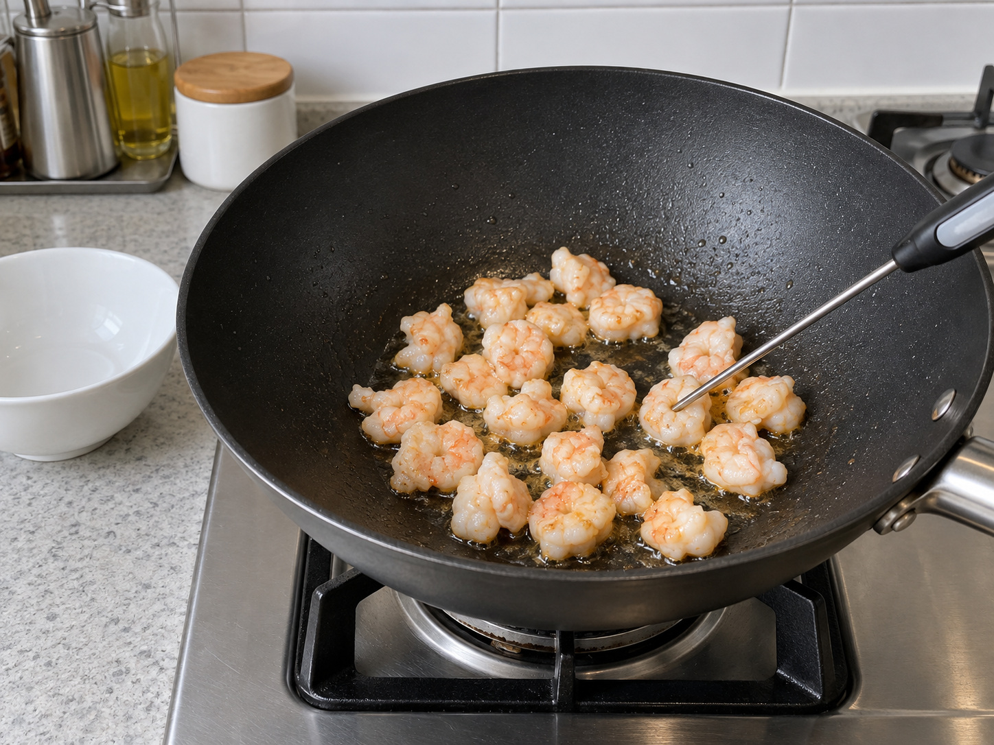 Susu Goreng Shunde dengan Udang — 7. Masak udang hingga buram dan potongan paling tebal mencapai 63°C