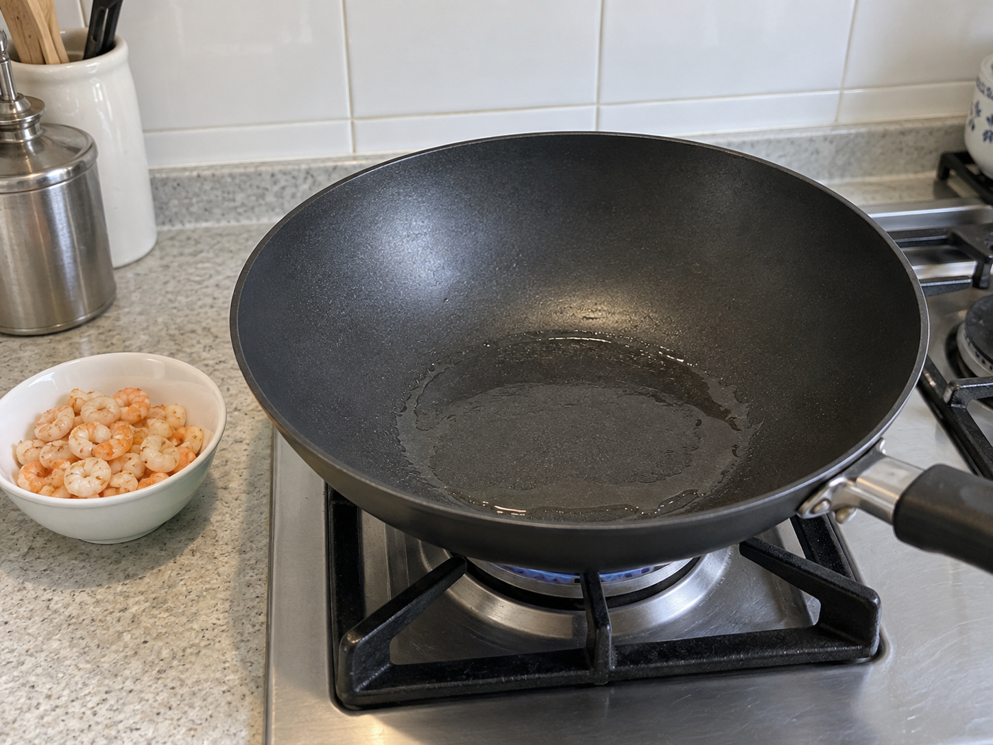 Susu Goreng Shunde dengan Udang — 8. Lap wajan hingga kering dan panaskan sisa minyak dengan api kecil