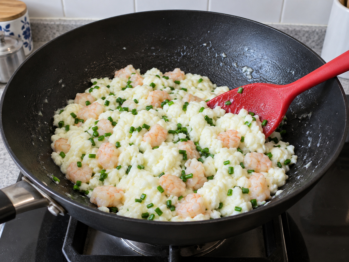 Susu Goreng Shunde dengan Udang — 11. Kembalikan udang matang dan daun bawang cincang