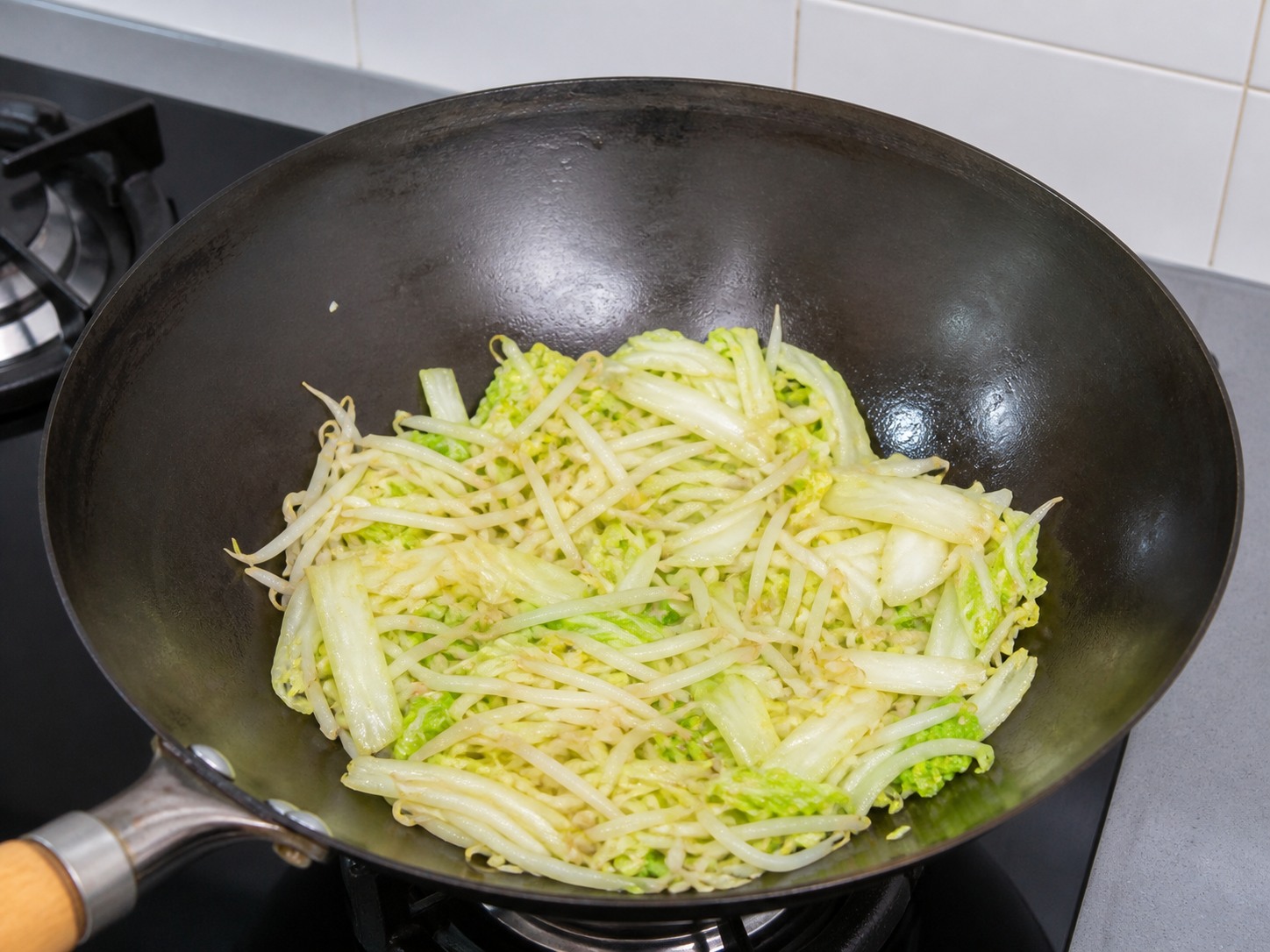 四川水煮牛肉：炒蔬菜