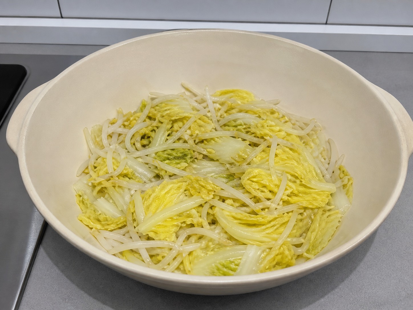 四川水煮牛肉：鋪蔬菜底