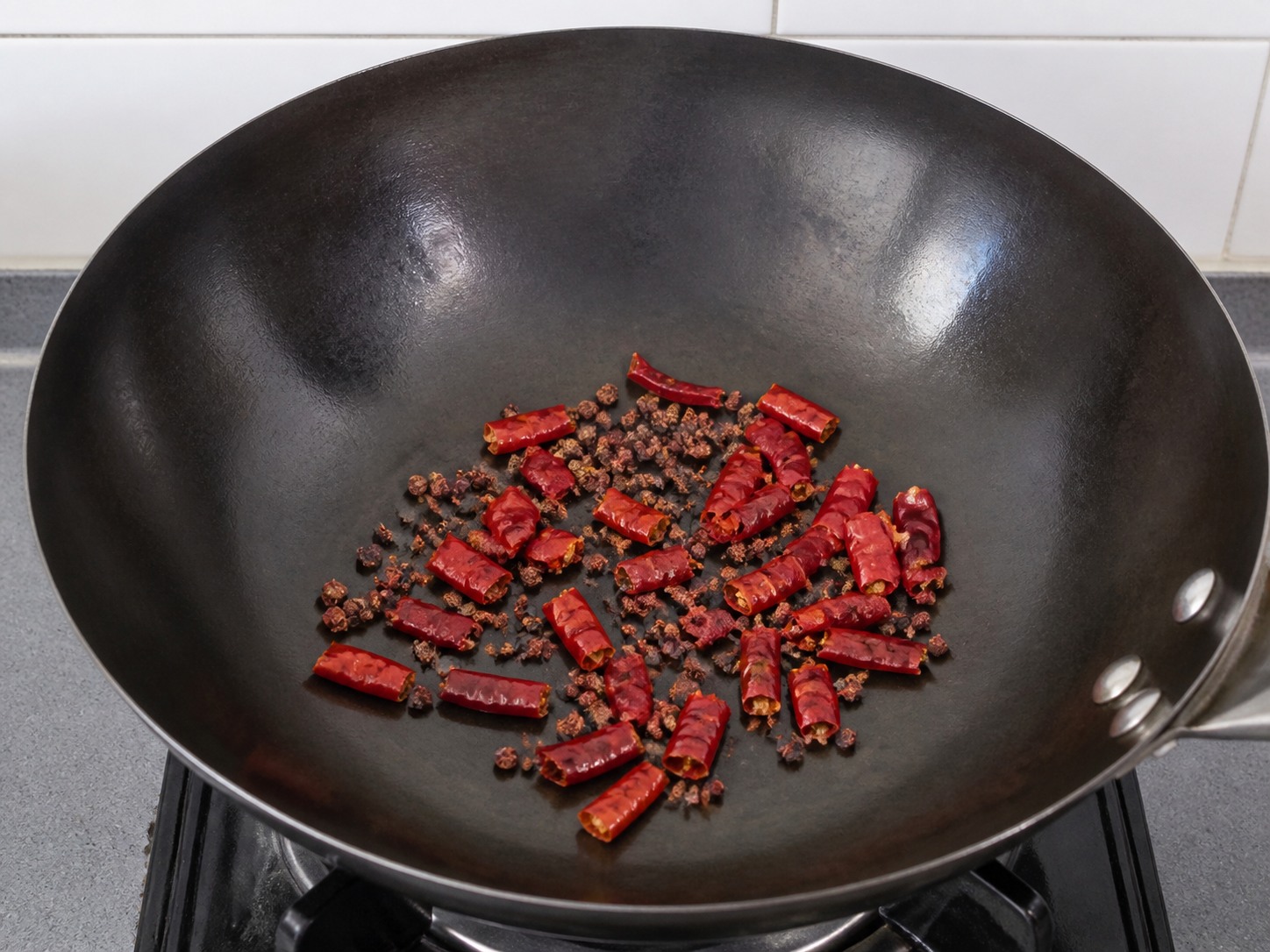 四川水煮牛肉：炒香辣椒花椒