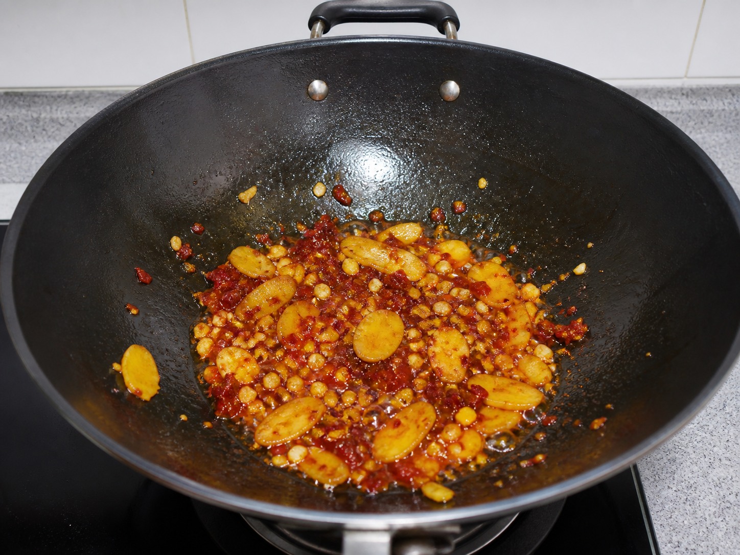 四川水煮牛肉：炒香豆瓣醬