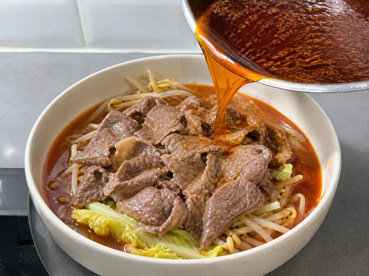 四川水煮牛肉：倒牛肉和湯