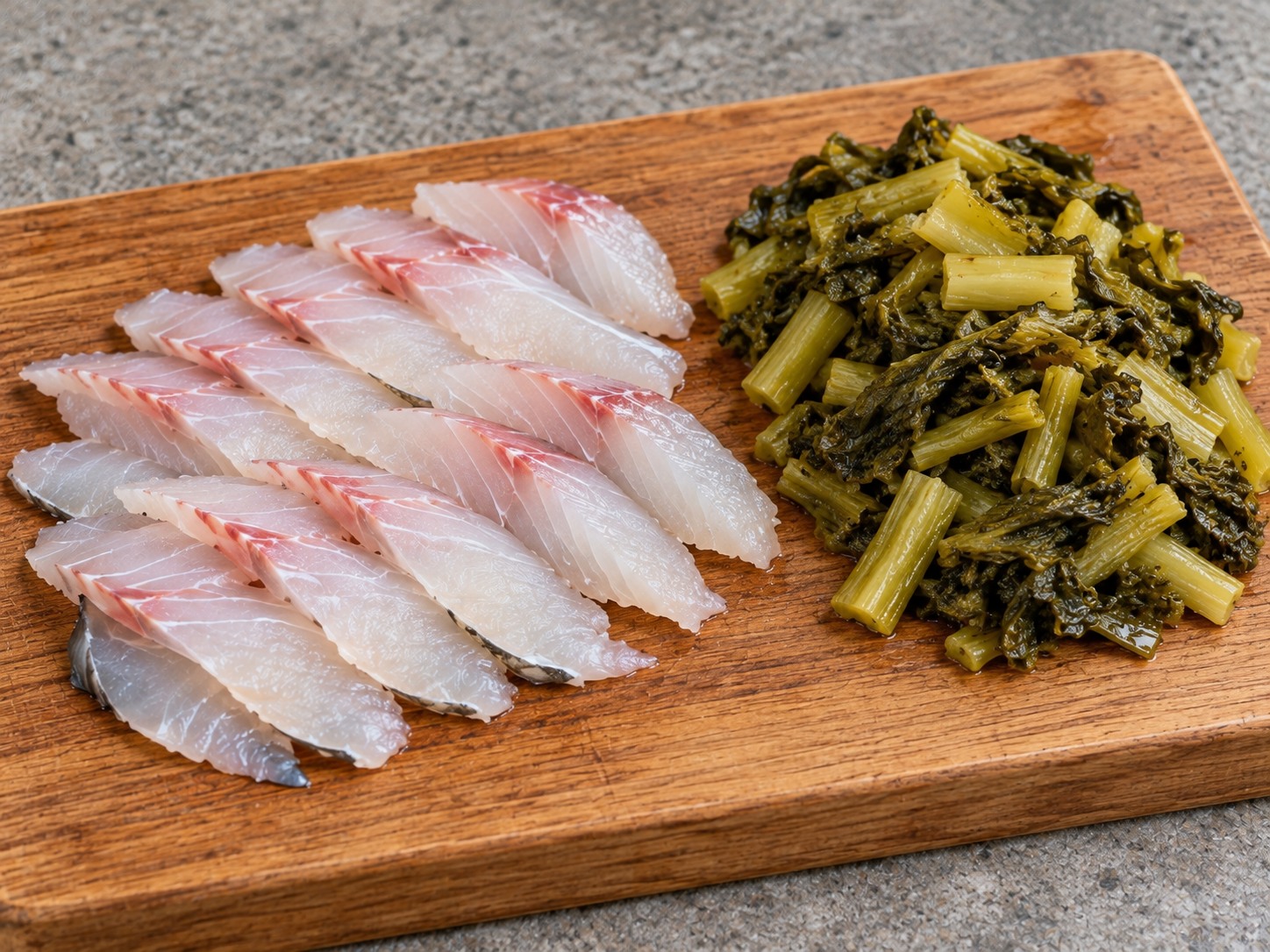 四川酸菜魚 — 魚柳斜切薄片，酸菜切段並瀝乾