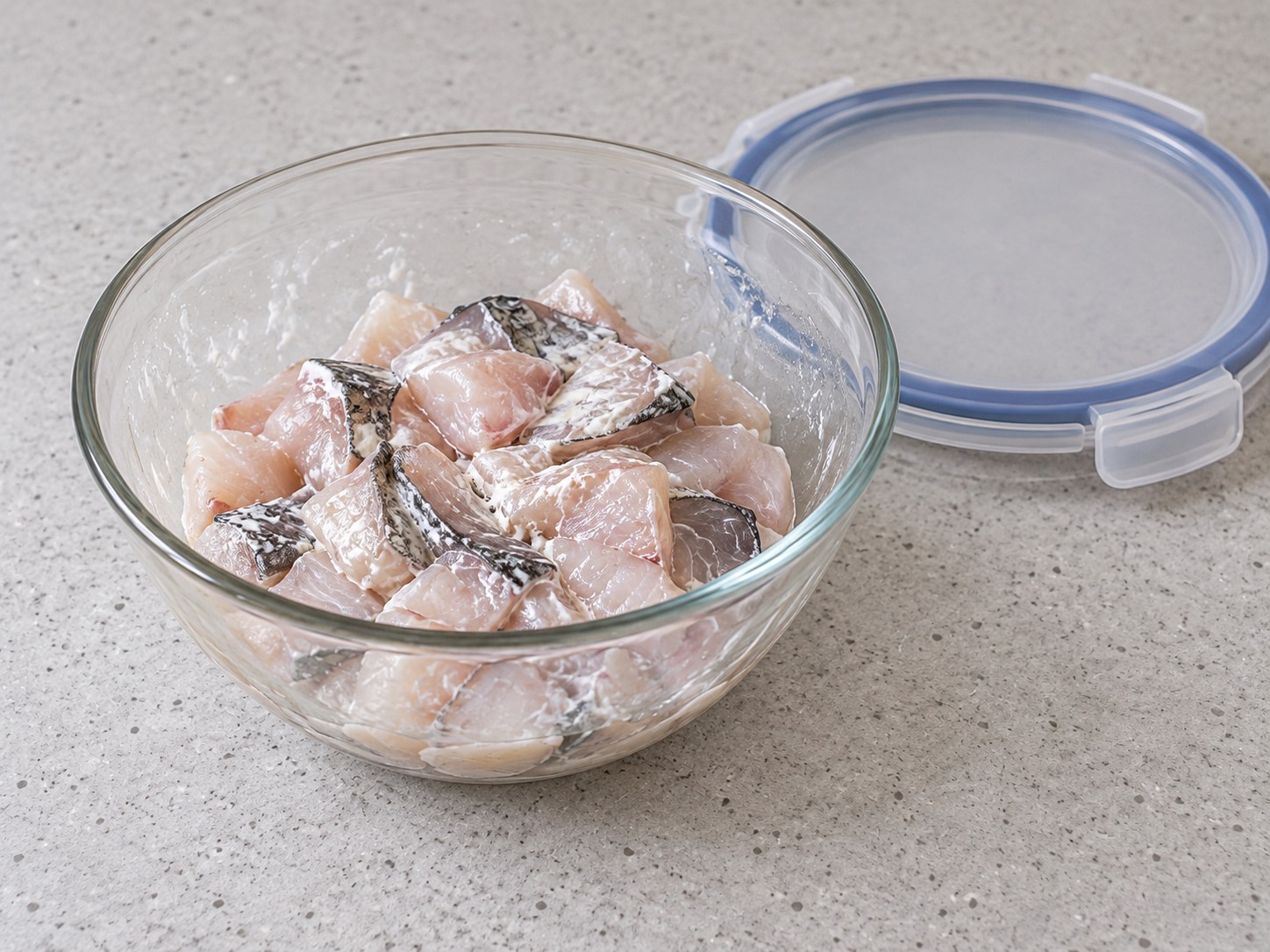 四川酸菜魚 — 魚片加入鹽、蛋白和粟粉輕拌，醃十分鐘