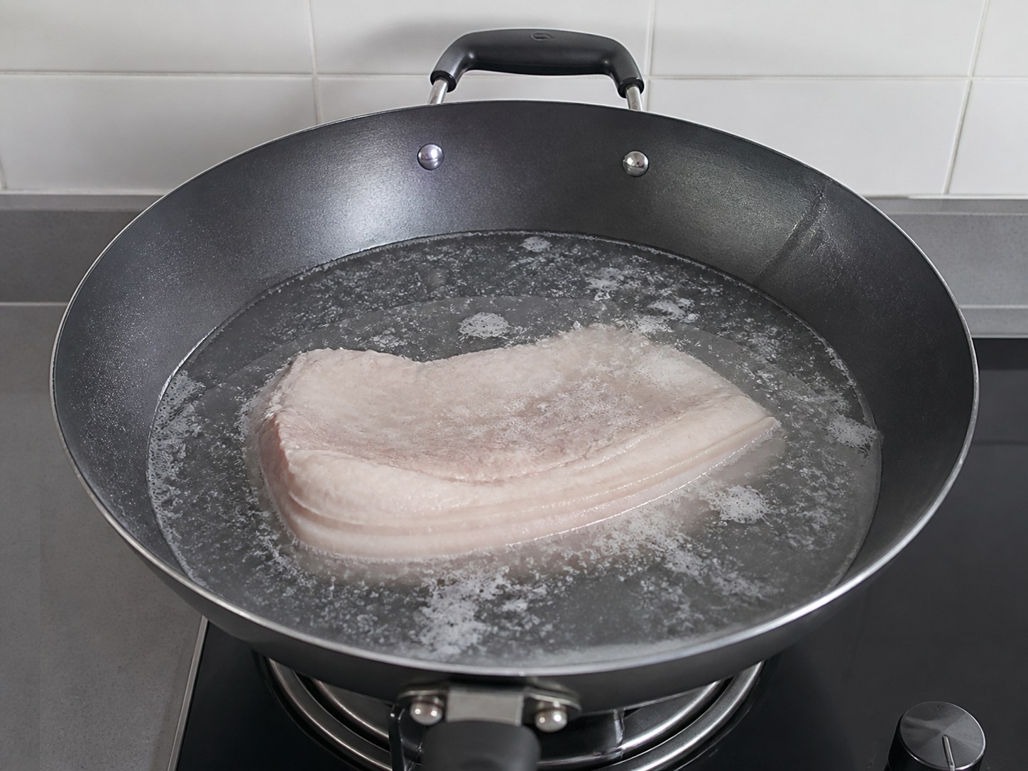 四川回鍋肉:煮至七八成熟