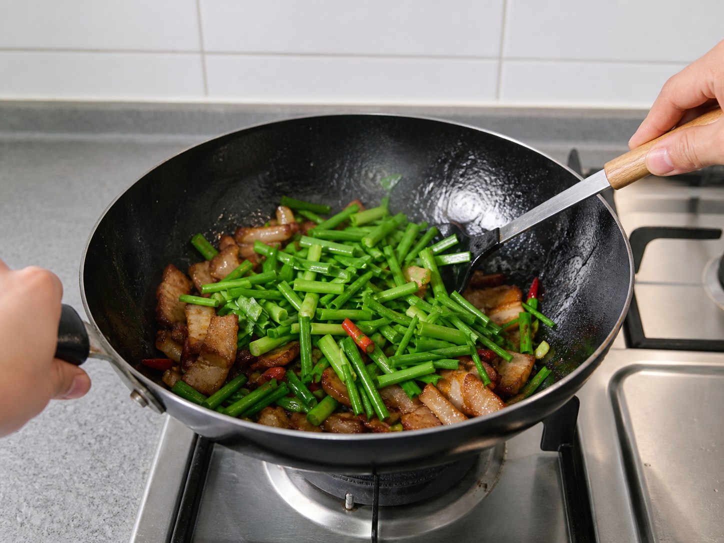 四川回鍋肉:加入蒜苗綠