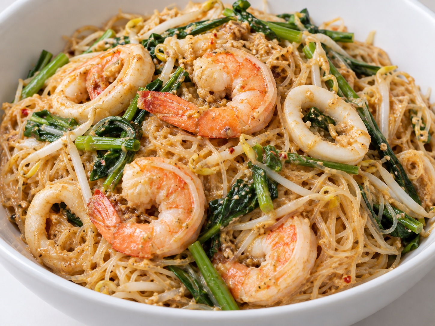 Bihon sa Sarsang Satay ng Singapore — natapos na ulam