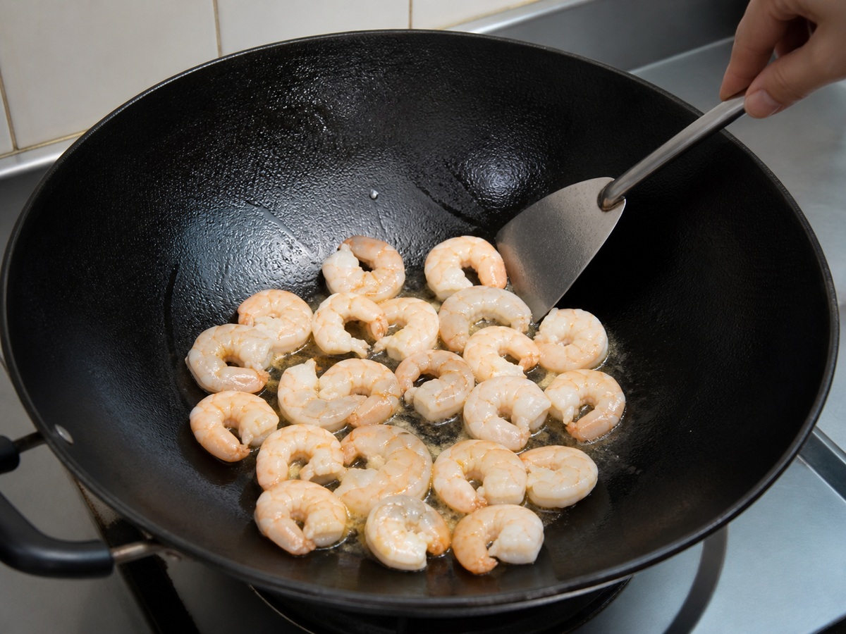 Singapore-style Ginisang Bihon: Igisa ang hipon