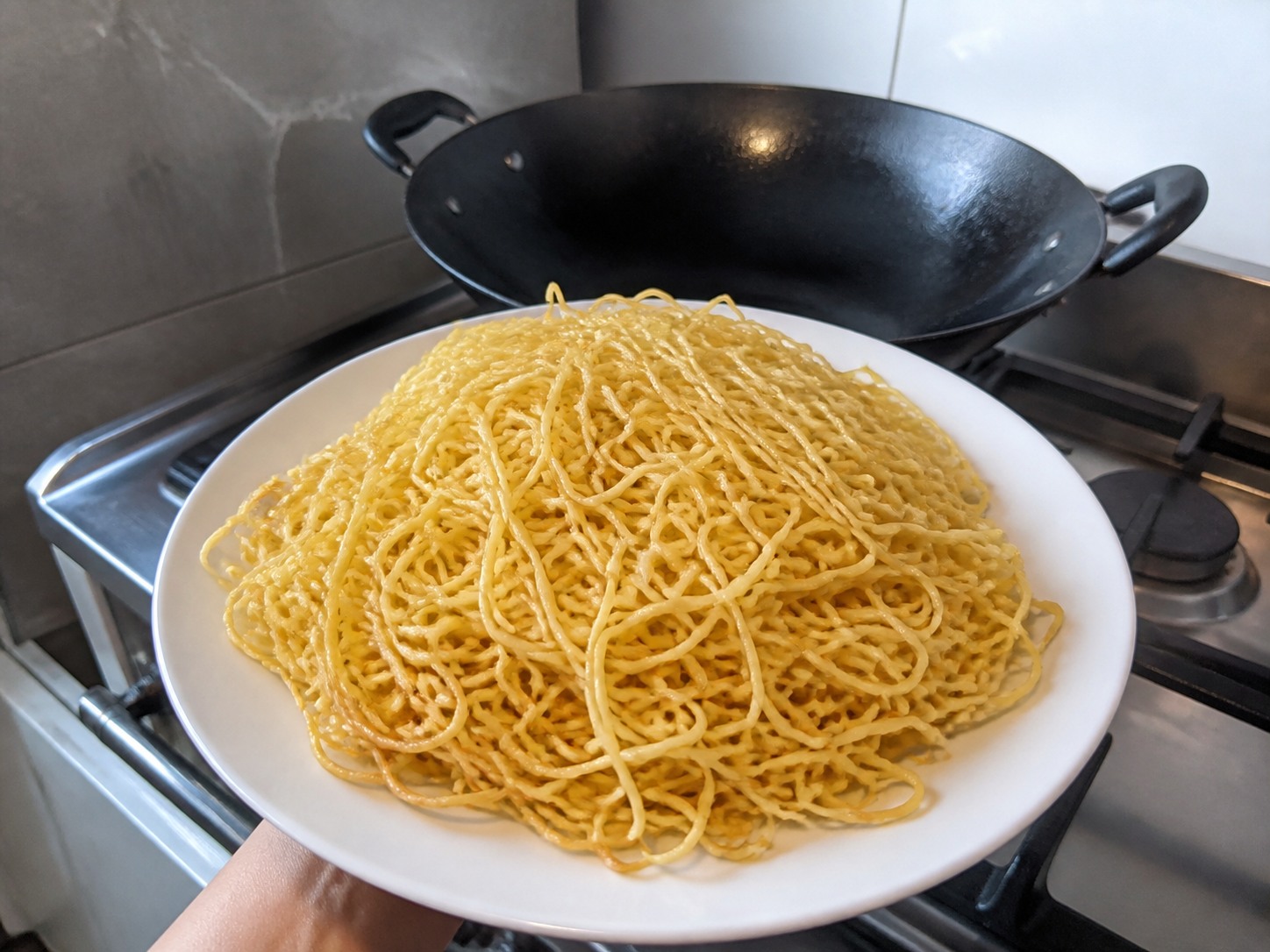 豉油皇炒麵:盛起麵條