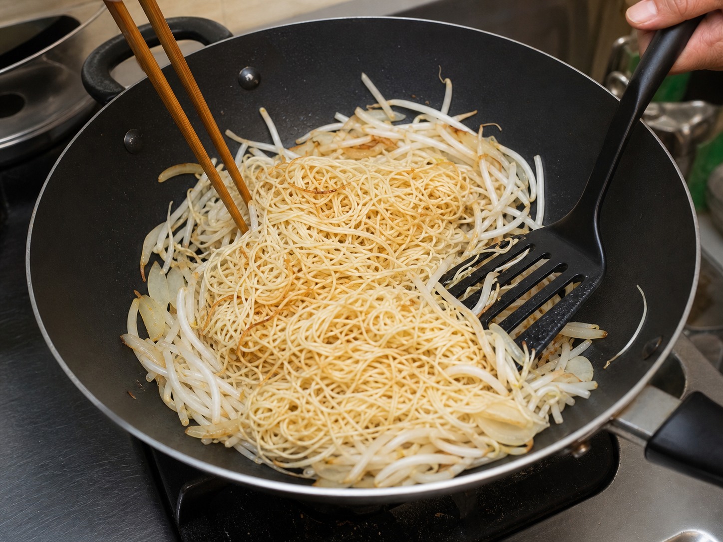 豉油皇炒麵:麵條回鑊