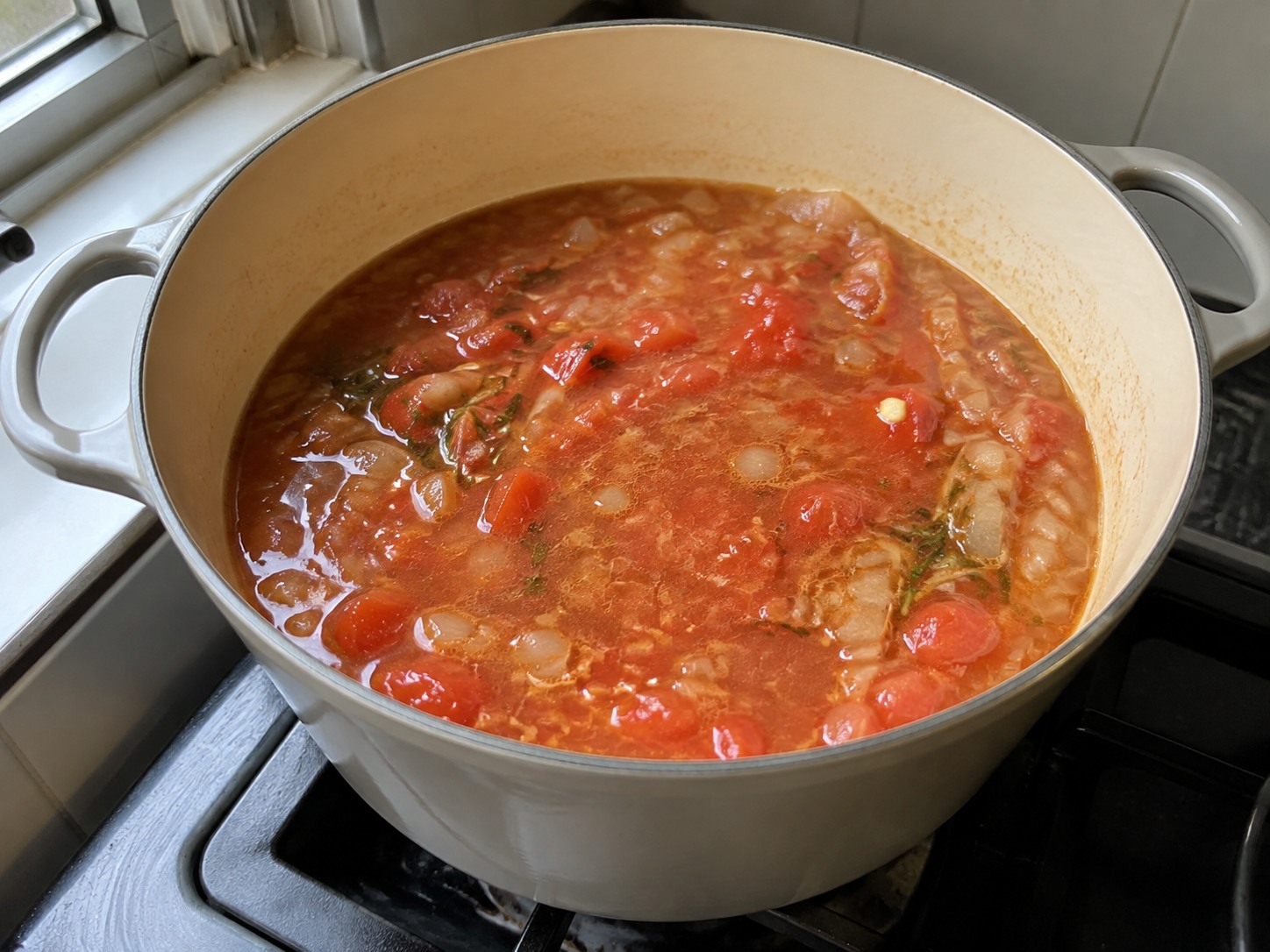 Semur Ayam Kacang Putih Rosemary Spanyol — Tambahkan tomat dan kaldu lalu didihkan