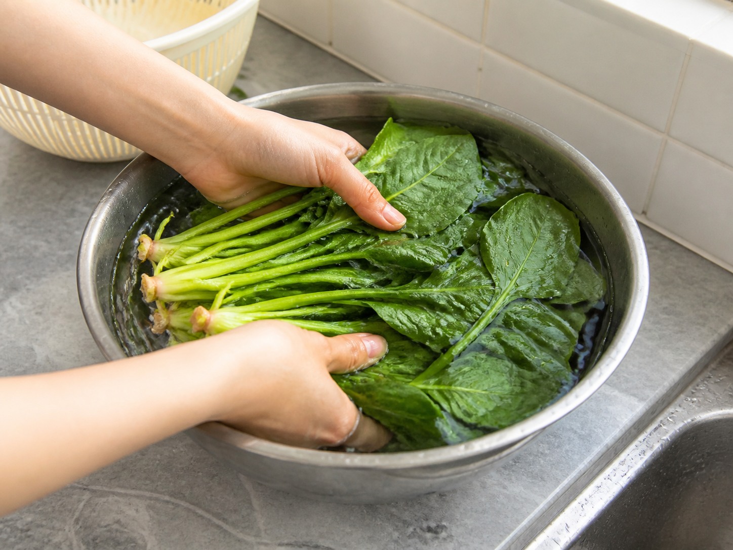 菠菜魚片豆腐湯：清洗菠菜