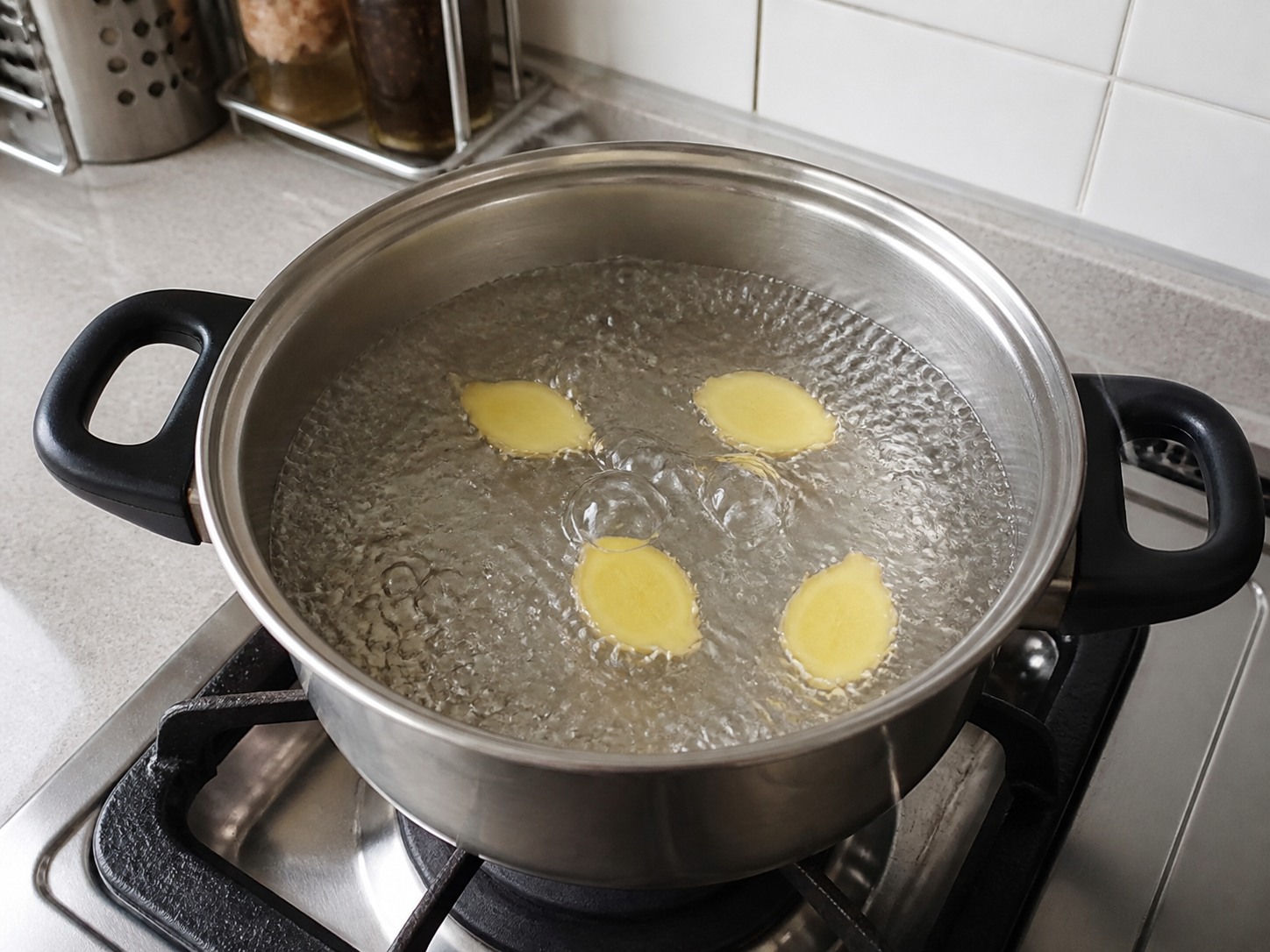 菠菜魚片豆腐湯：煮滾湯底