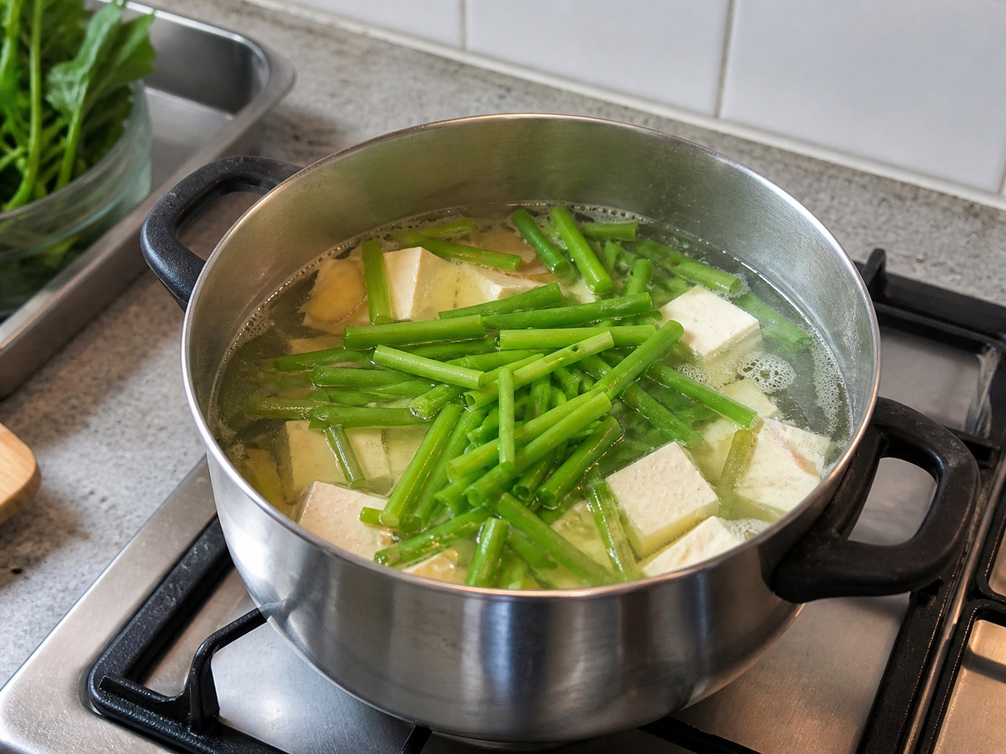 菠菜魚片豆腐湯：加入菠菜莖