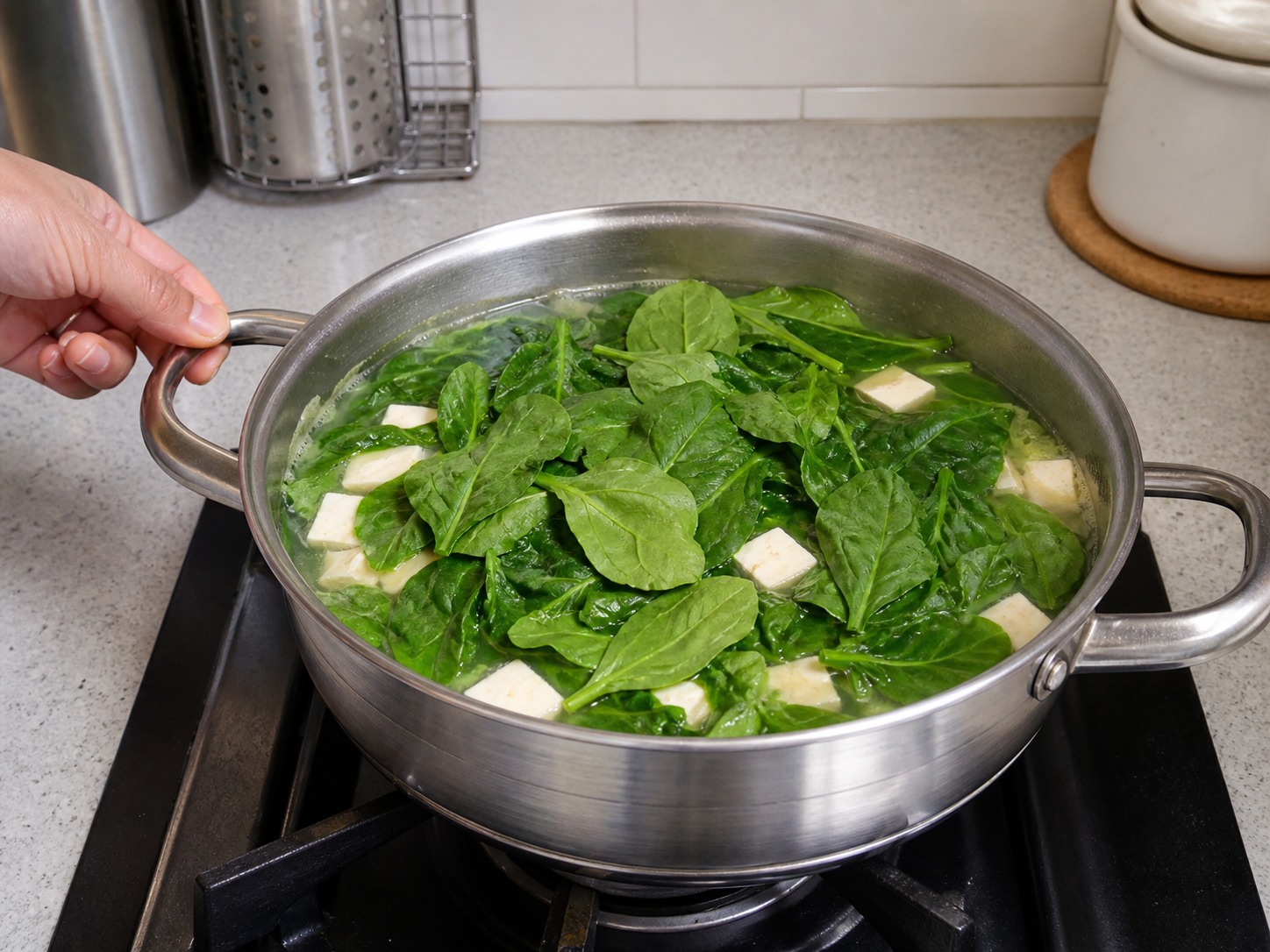 菠菜魚片豆腐湯：加入菠菜葉