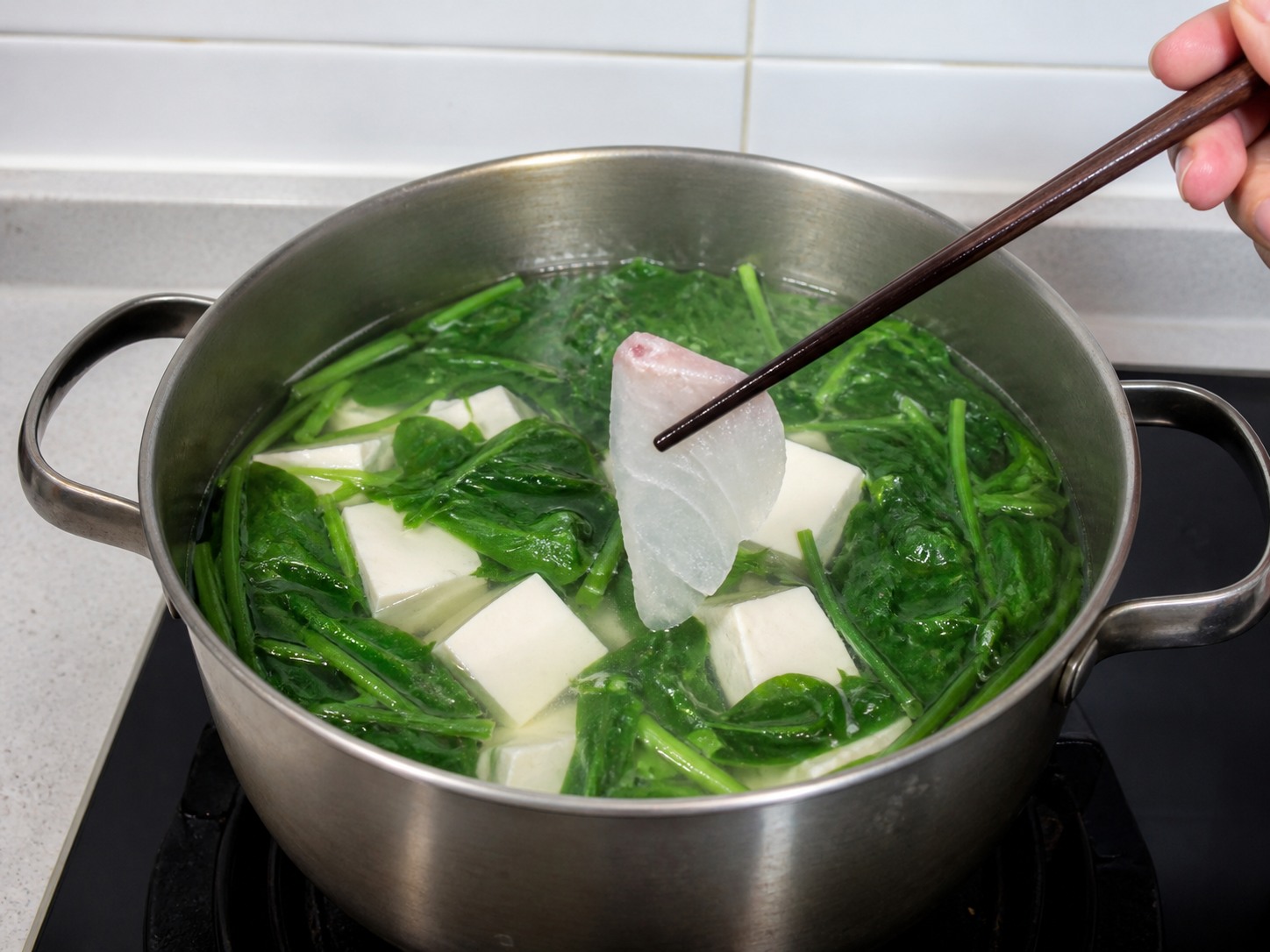 菠菜魚片豆腐湯：輕放魚片