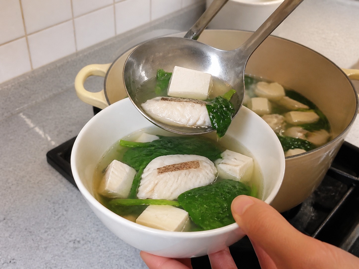 菠菜魚片豆腐湯：盛湯上桌