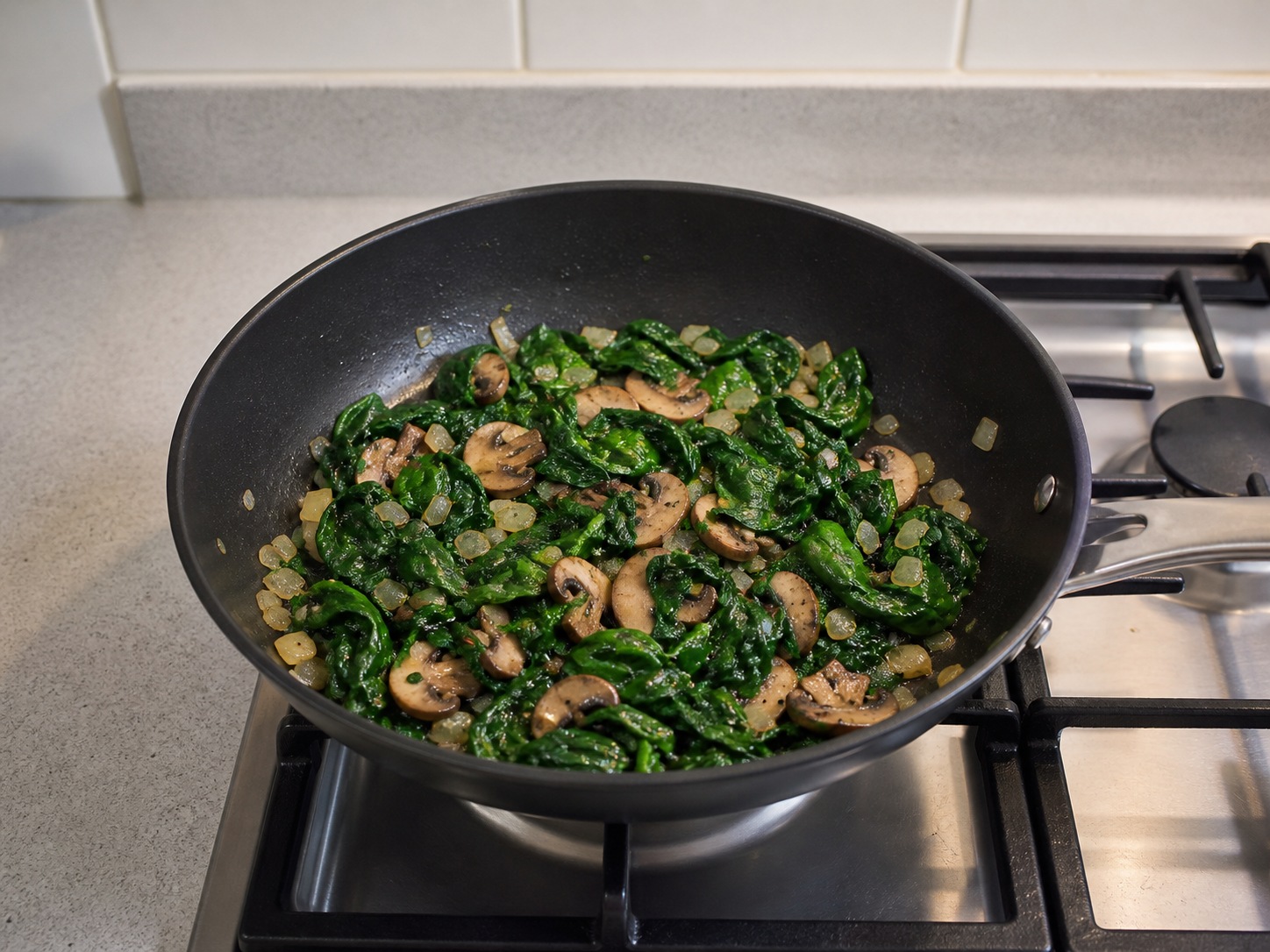 菠菜蘑菇焗蛋: 炒軟菠菜