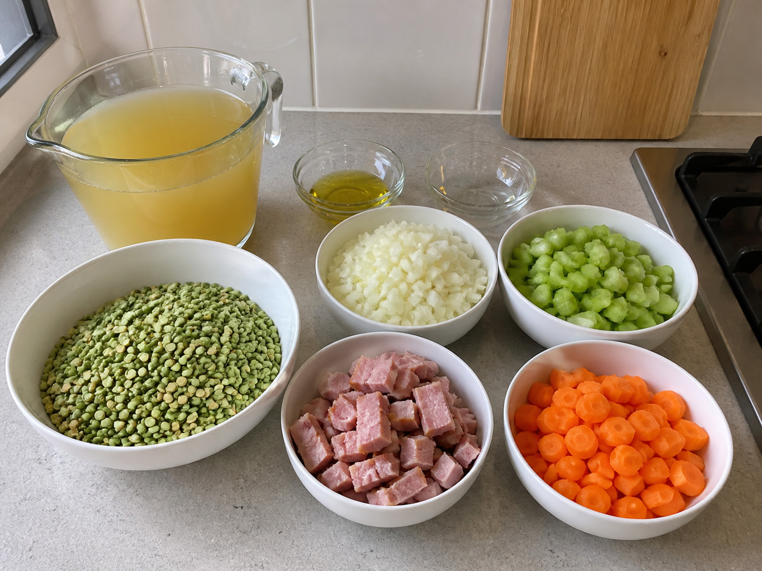 Sup Kacang Polong Belah dan Ham: 350 g kacang polong belah kering, 300 g ham matang, 2 buah wortel, 2 buah seledri besar, 1 buah bawang bombai, 1500 ml kaldu ayam, 1 sdm minyak zaitun