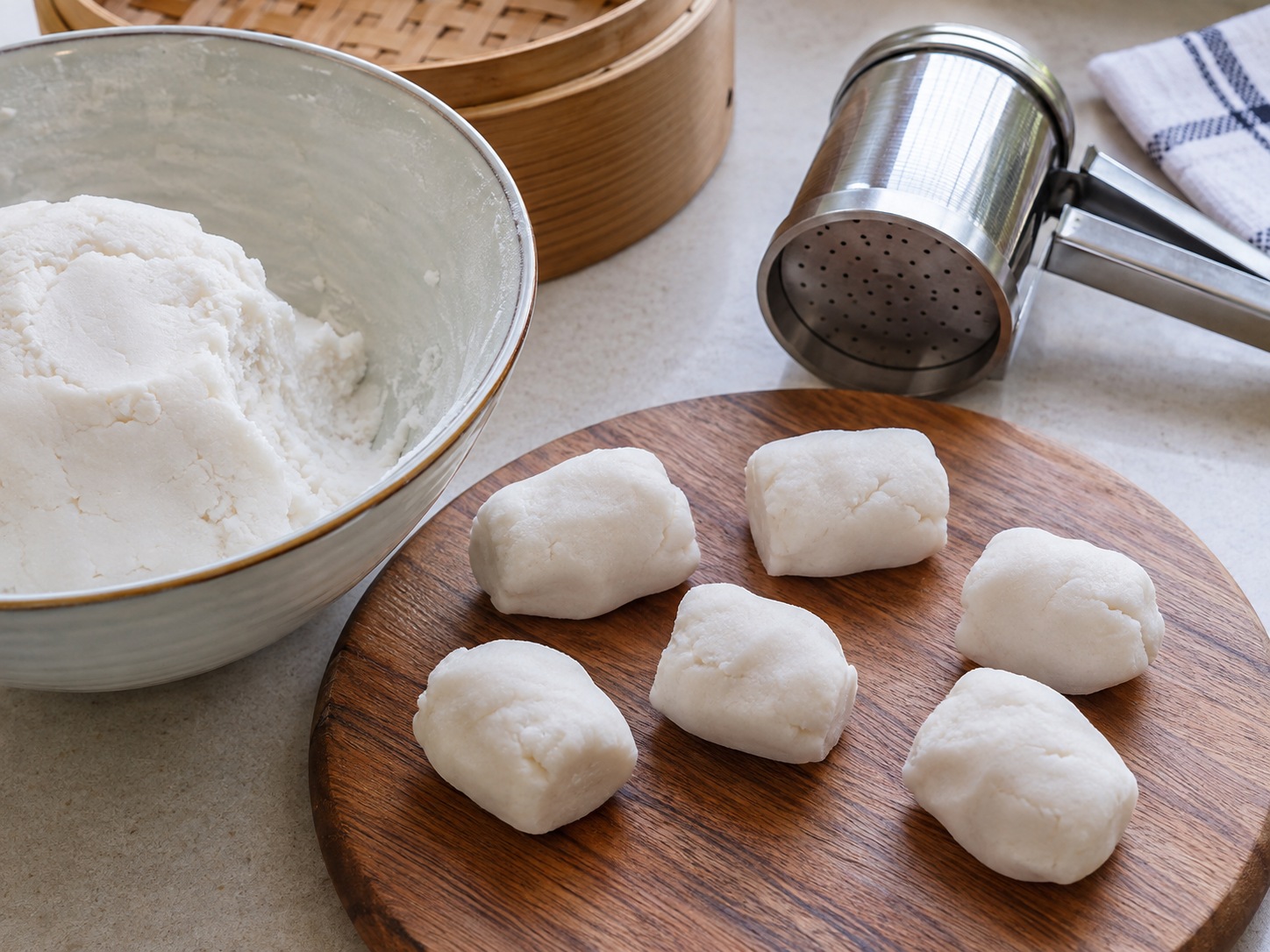 Sri Lankan String Hoppers na Pugad ng Noodles — Hatiin ang masa
