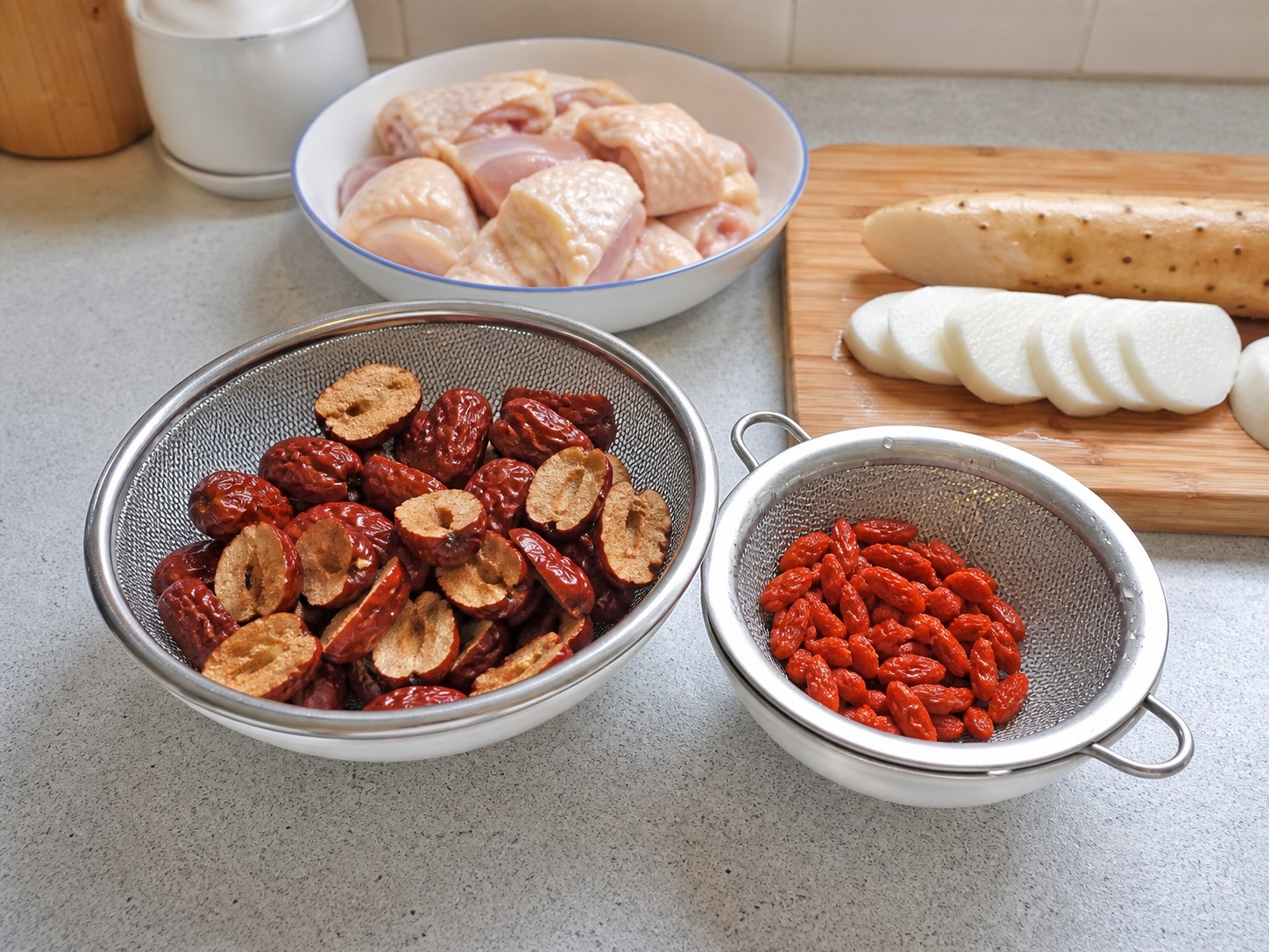 Ayam Kukus dengan Huai Shan dan Kurma Merah — Bilas kurma merah dan goji