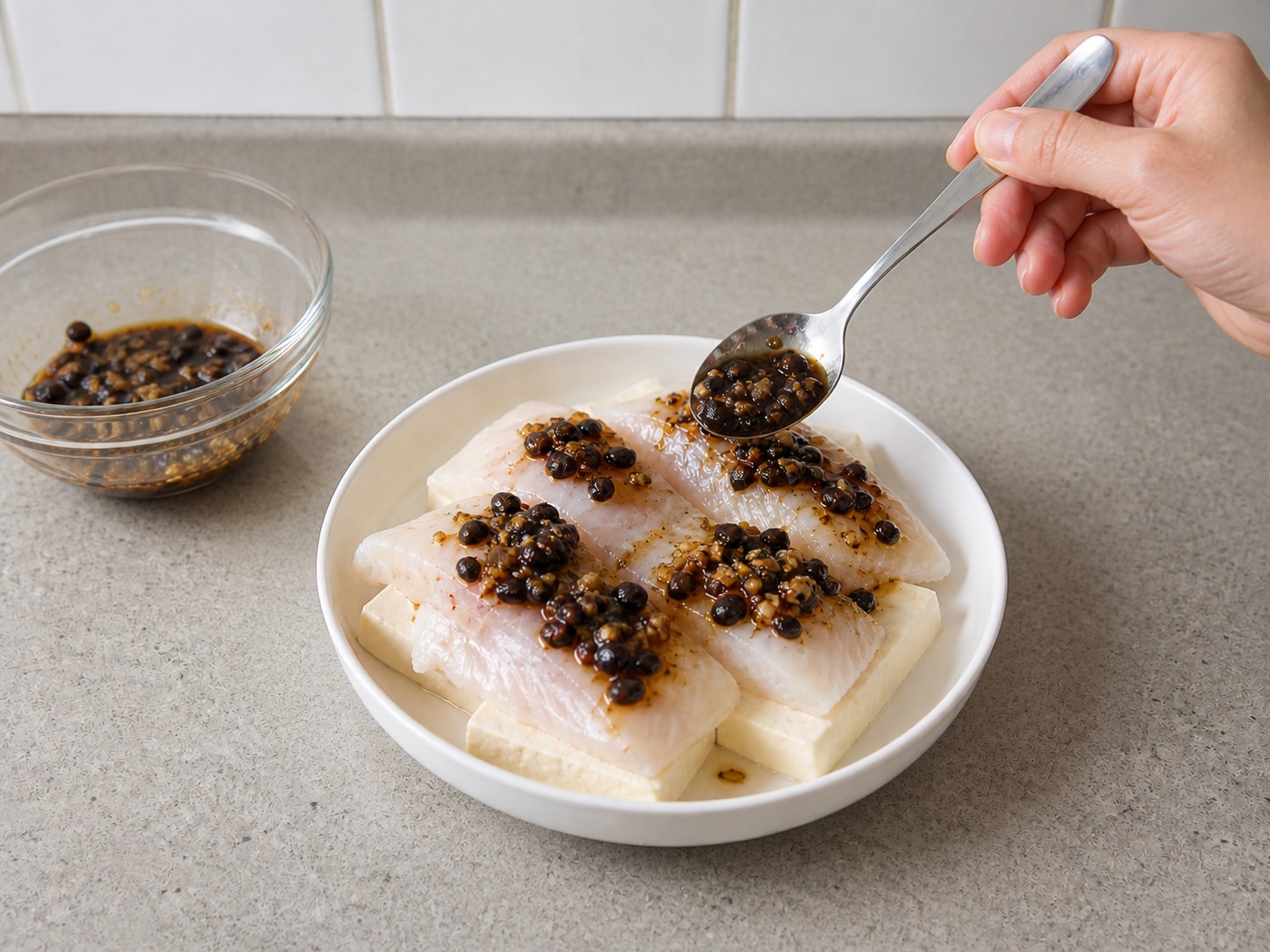 豆豉豆腐蒸鱈魚 — 步驟 6: 醬料鋪上魚面