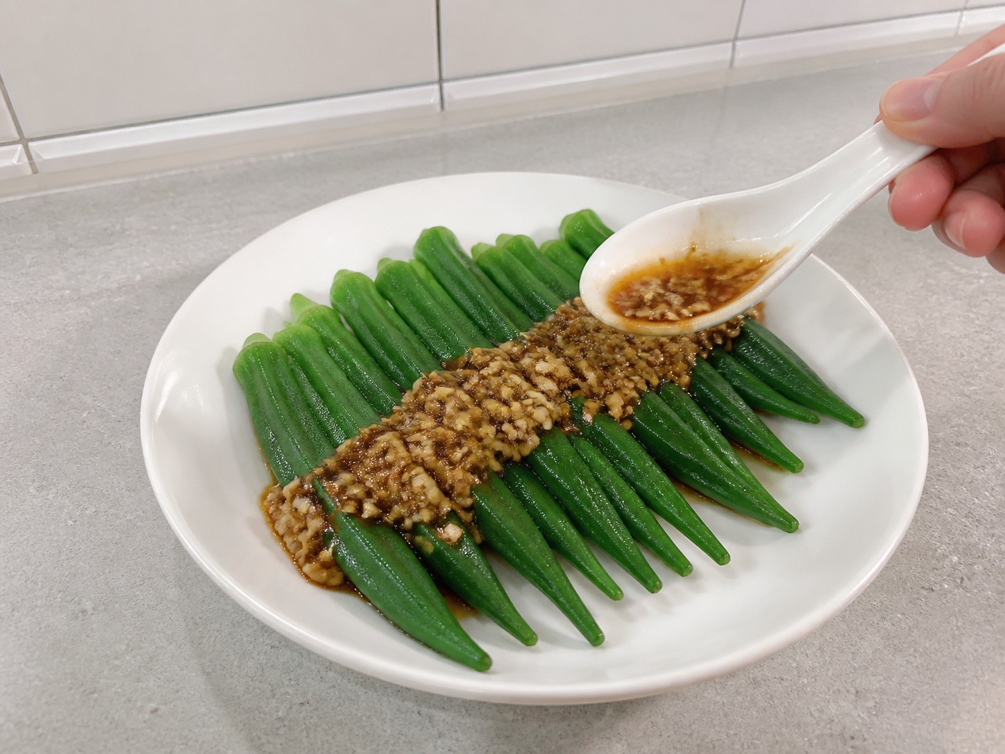 Okra Kukus dengan Saus Bawang Putih dan Kecap — hidangan selesai