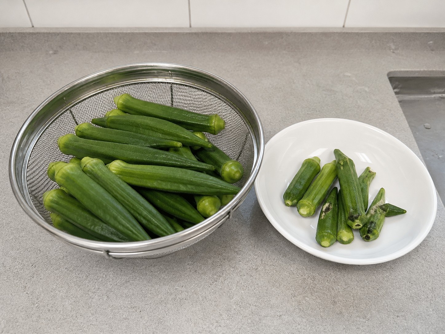 Steamed Okra with Garlic Soy Sauce — step 1: Sort okra