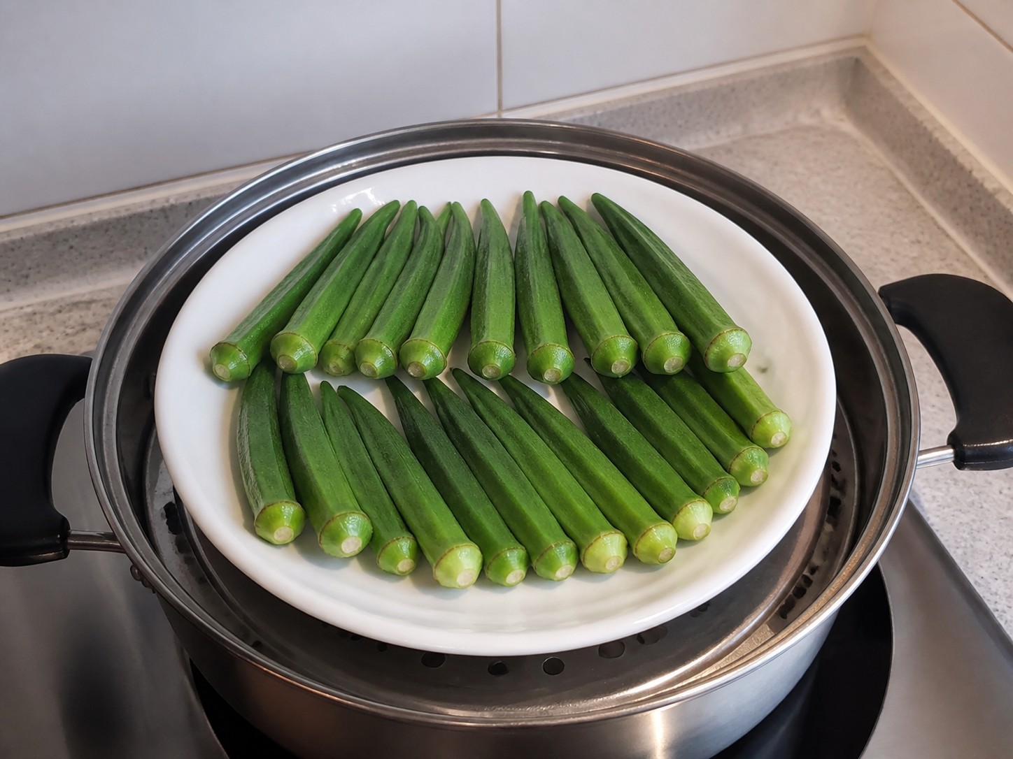 Steamed Okra with Garlic Soy Sauce — step 4: Arrange for steaming