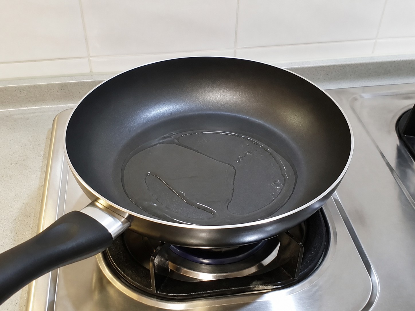 Steamed Okra with Garlic Soy Sauce — step 9: Warm the oil
