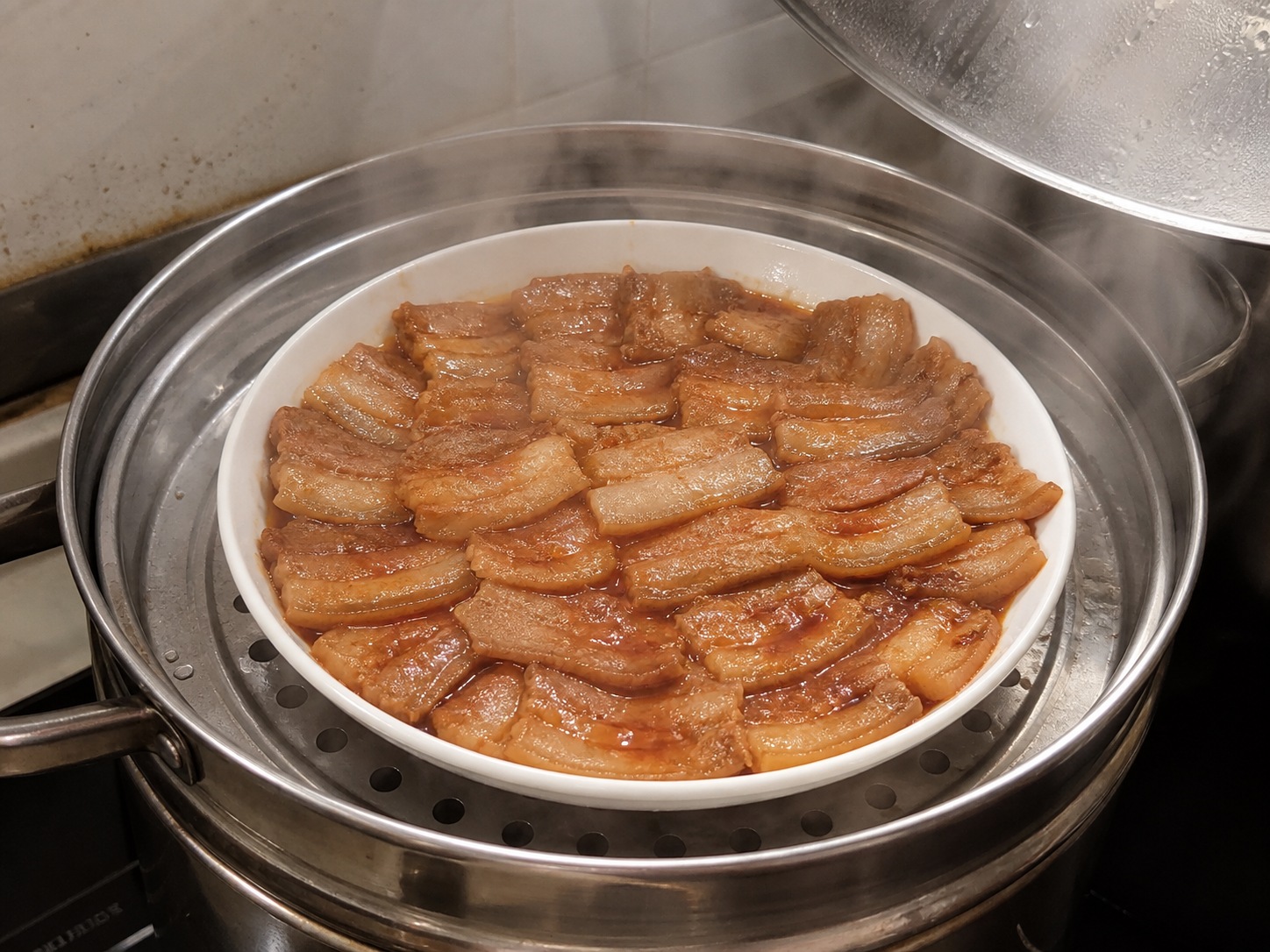 Pinasingawang Pork Belly na may Bagoong Alamang: I-steam ang pork belly
