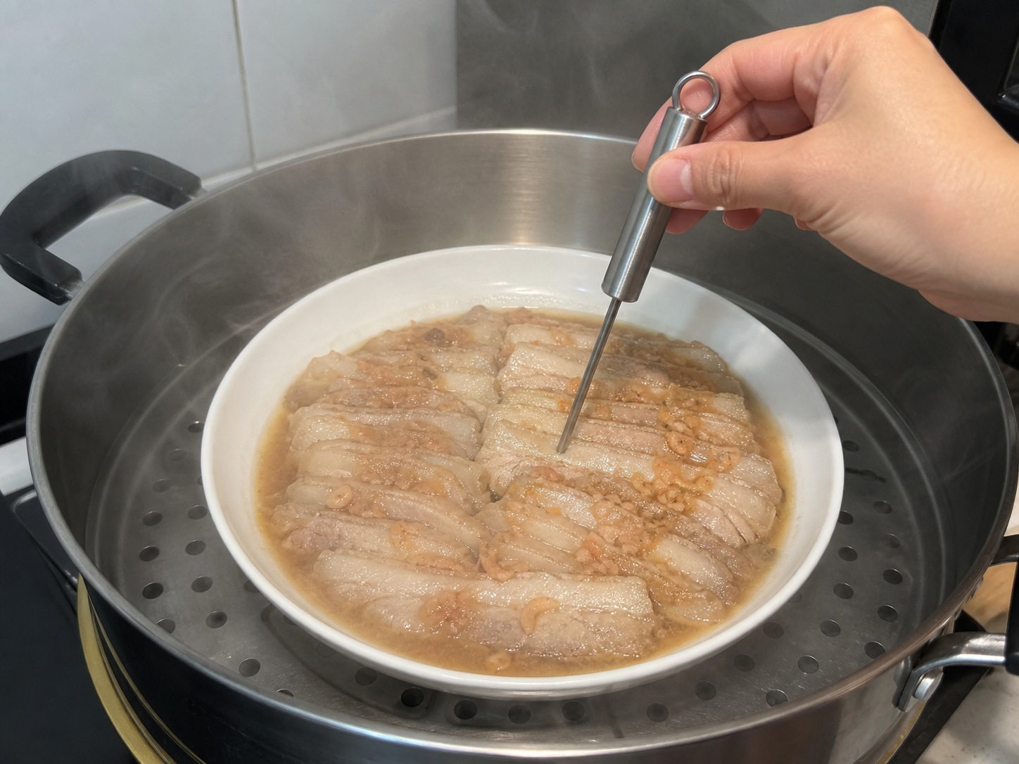 Pinasingawang Pork Belly na may Bagoong Alamang: Suriin ang pagkaluto